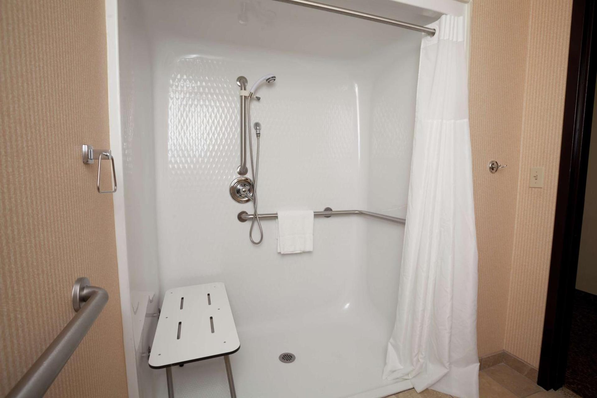 Hampton Inn Oneonta photo 16