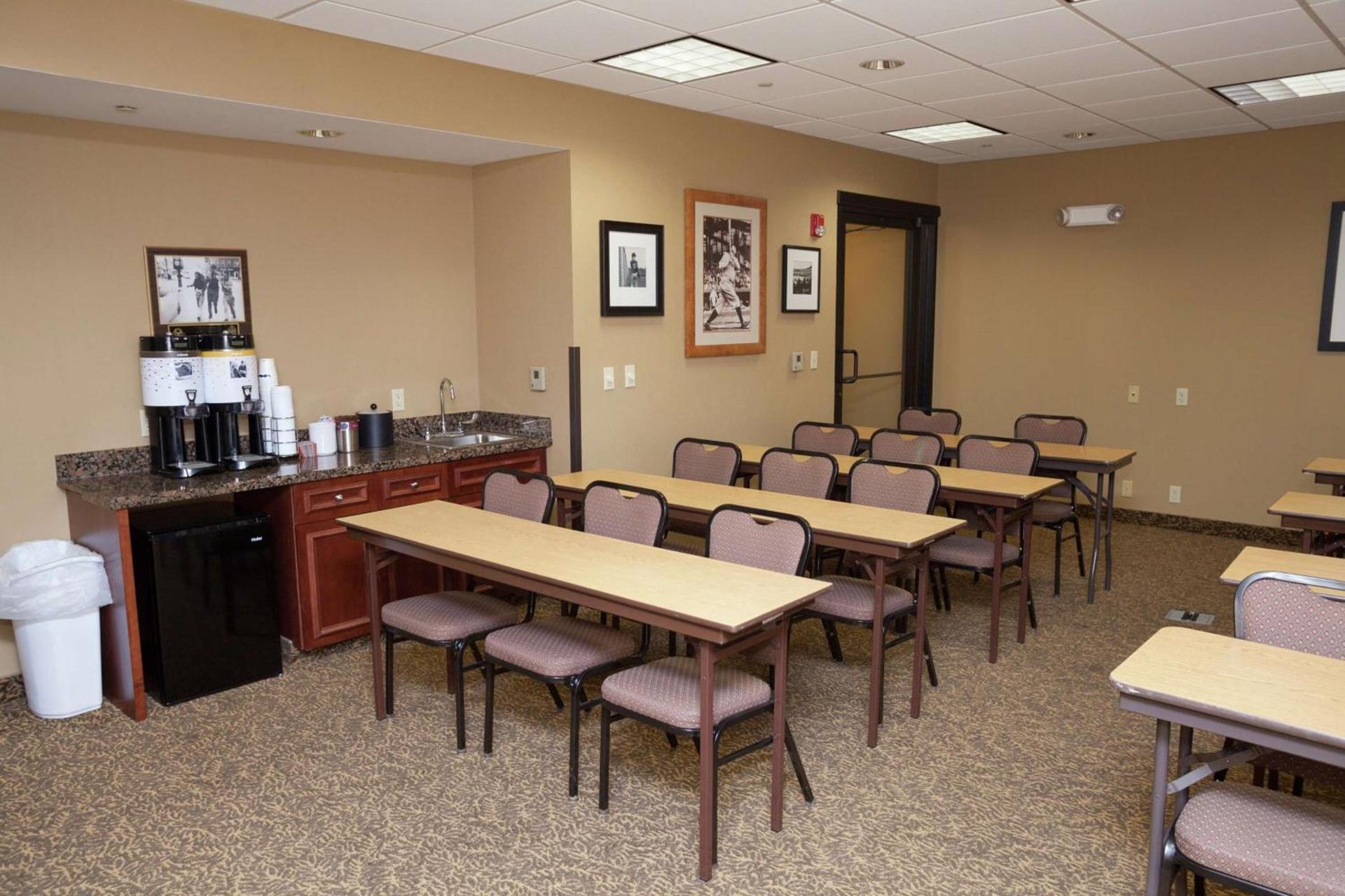 Hampton Inn Oneonta photo 25