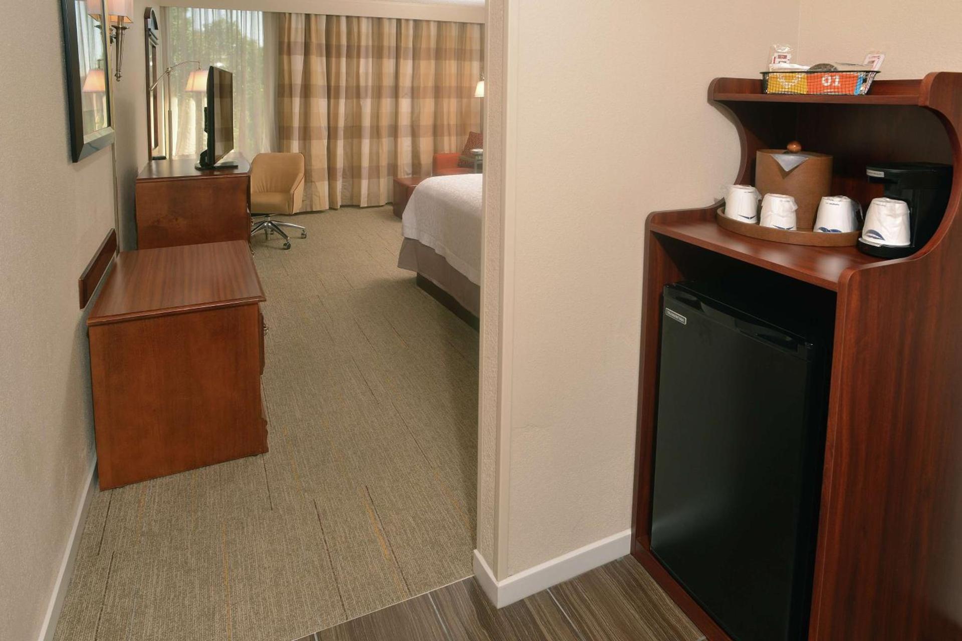 Hampton Inn Springfield-South photo 2