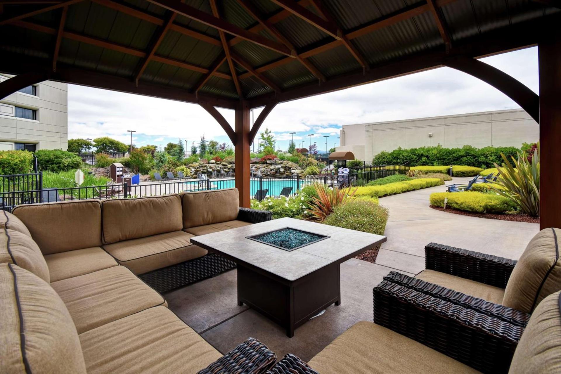 DoubleTree by Hilton Pleasanton at The Club photo 7