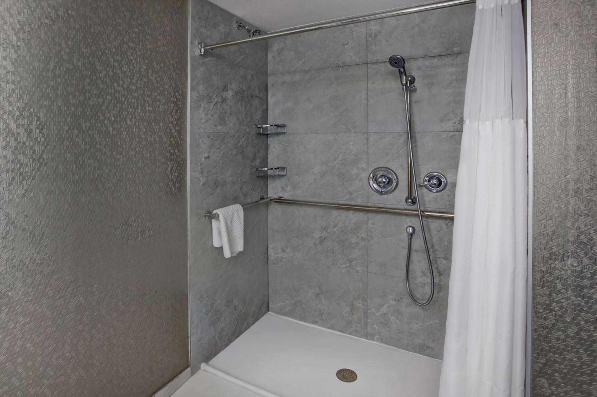 Embassy Suites Syracuse photo 38