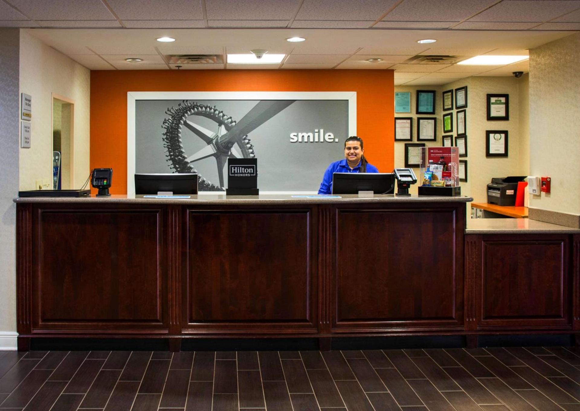 Hampton Inn & Suites Valdosta/Conference Center photo 2