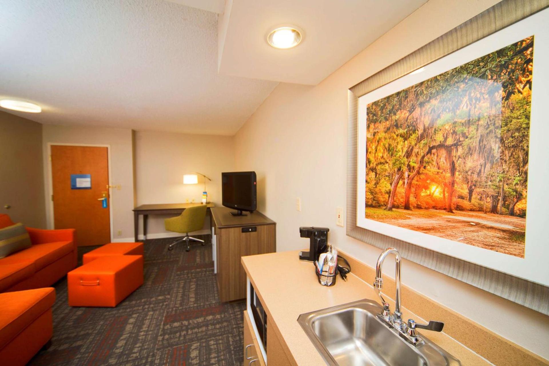 Hampton Inn & Suites Valdosta/Conference Center photo 13