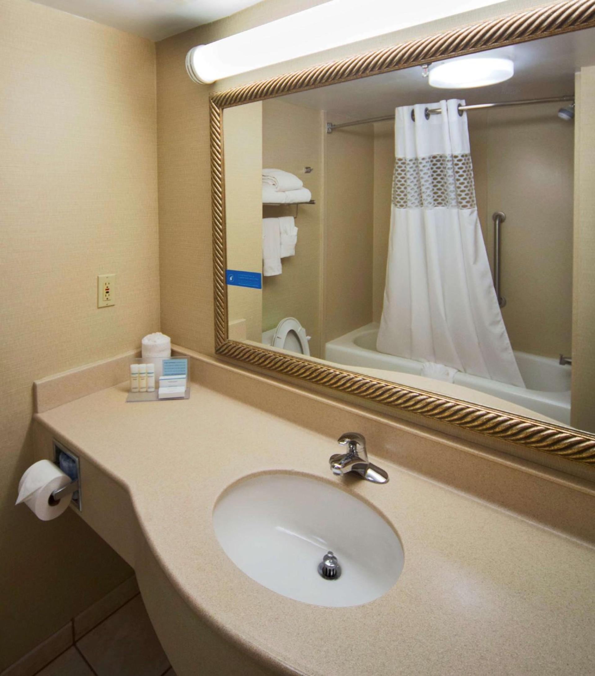 Hampton Inn & Suites Valdosta/Conference Center photo 5