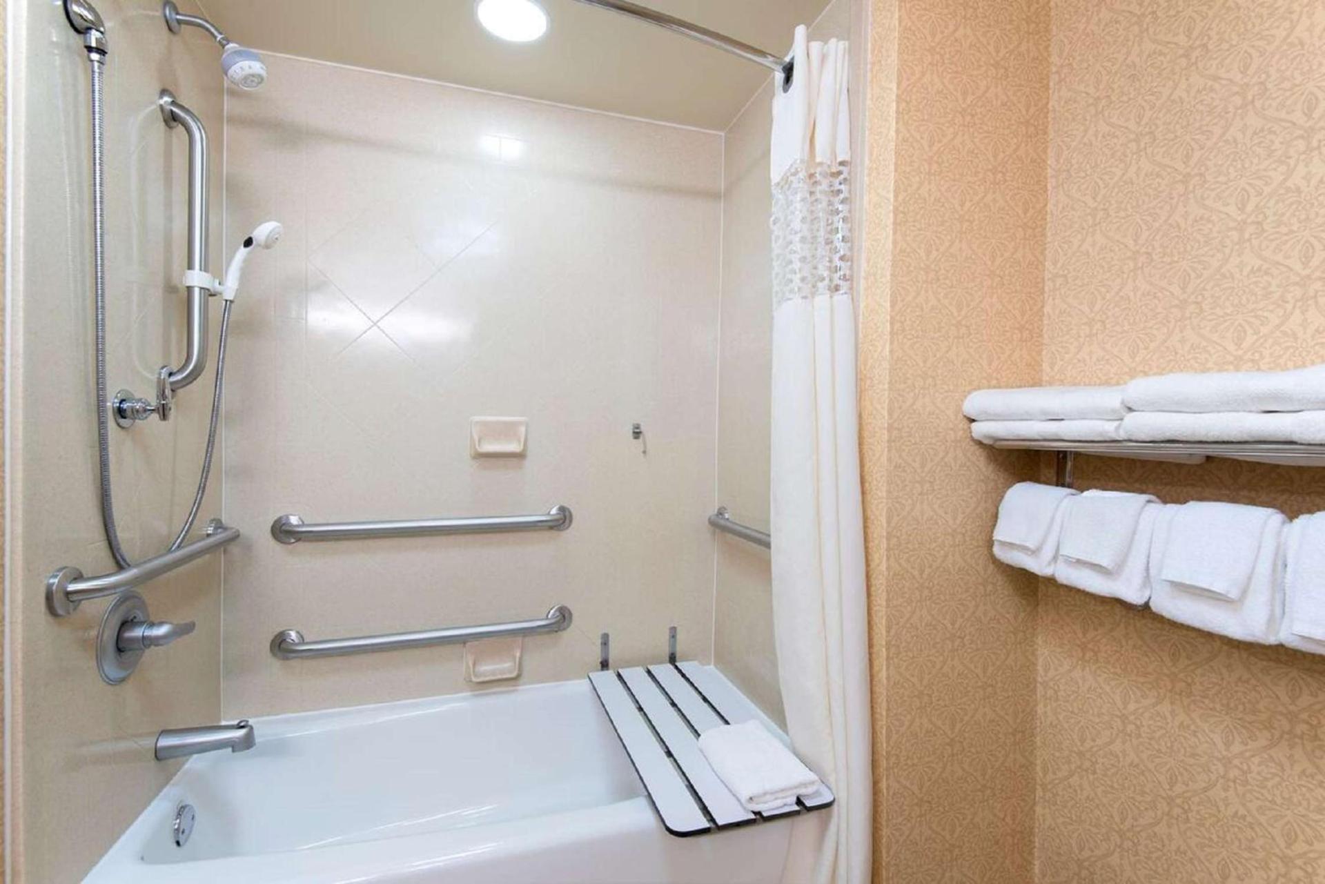Hampton Inn Schenectady Downtown photo 15