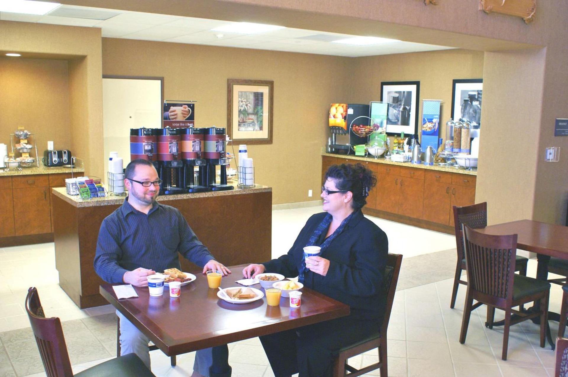 Hampton Inn & Suites Red Bluff photo 11