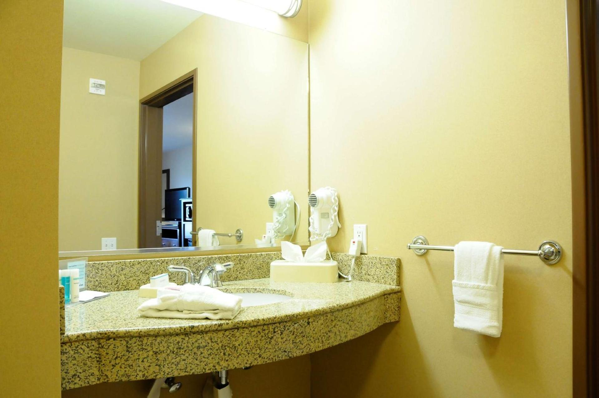 Hampton Inn & Suites Red Bluff photo 21