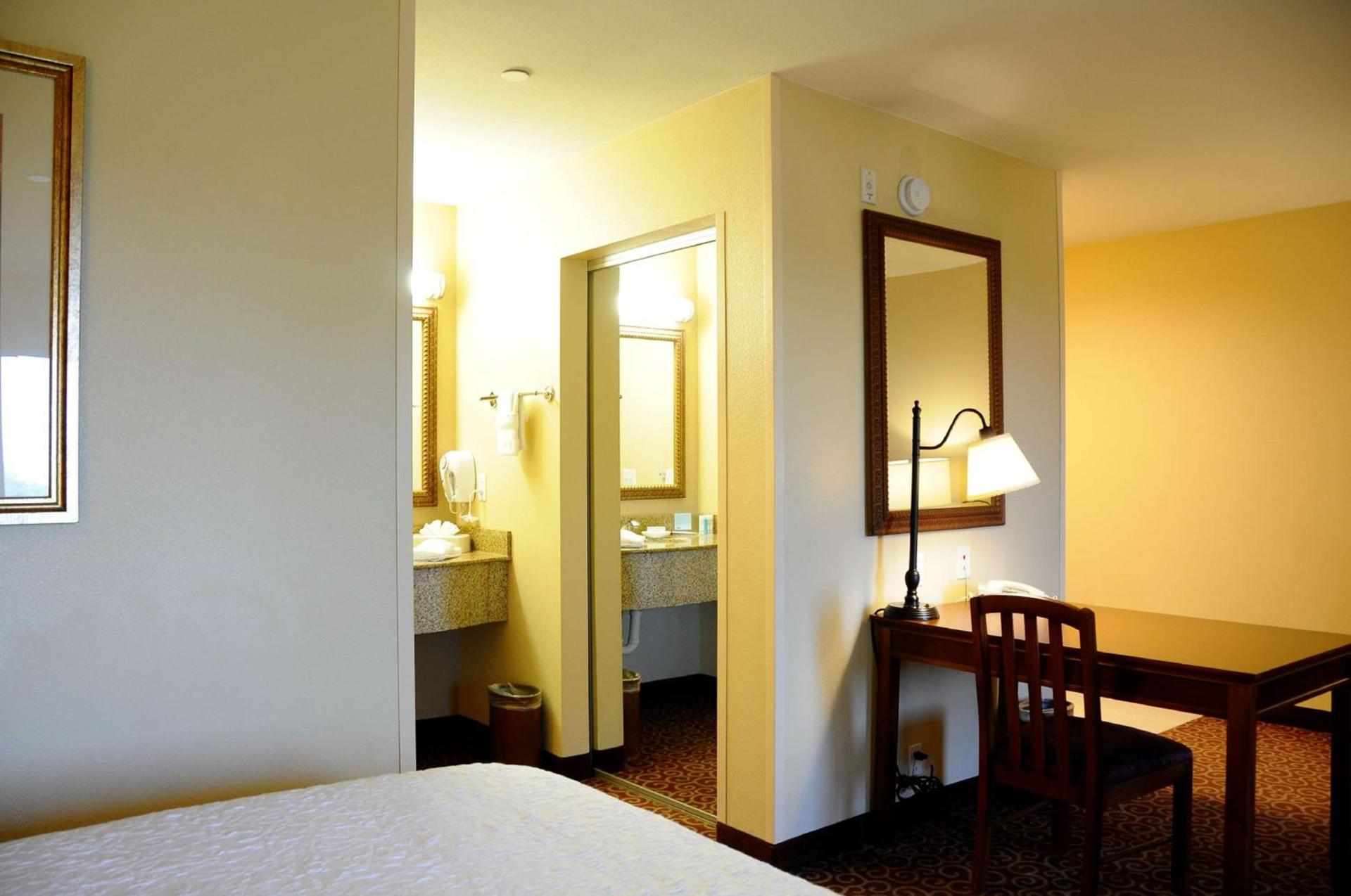 Hampton Inn & Suites Red Bluff photo 15