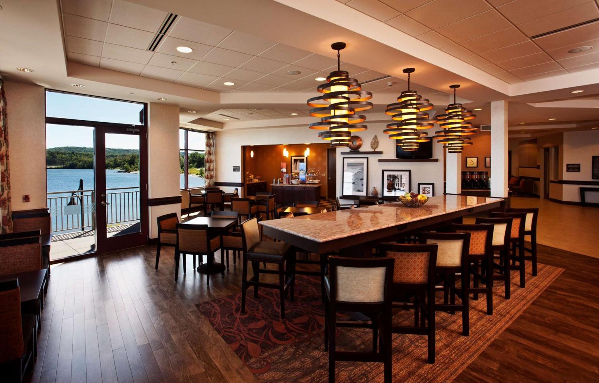 Hampton Inn Marquette-Waterfront photo 4