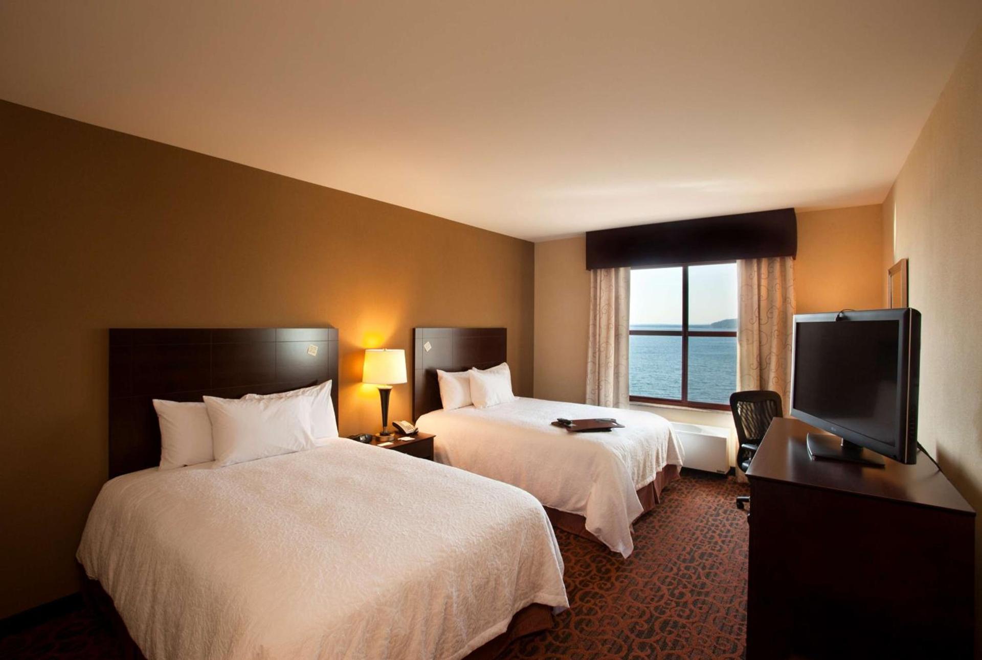 Hampton Inn Marquette-Waterfront photo 18