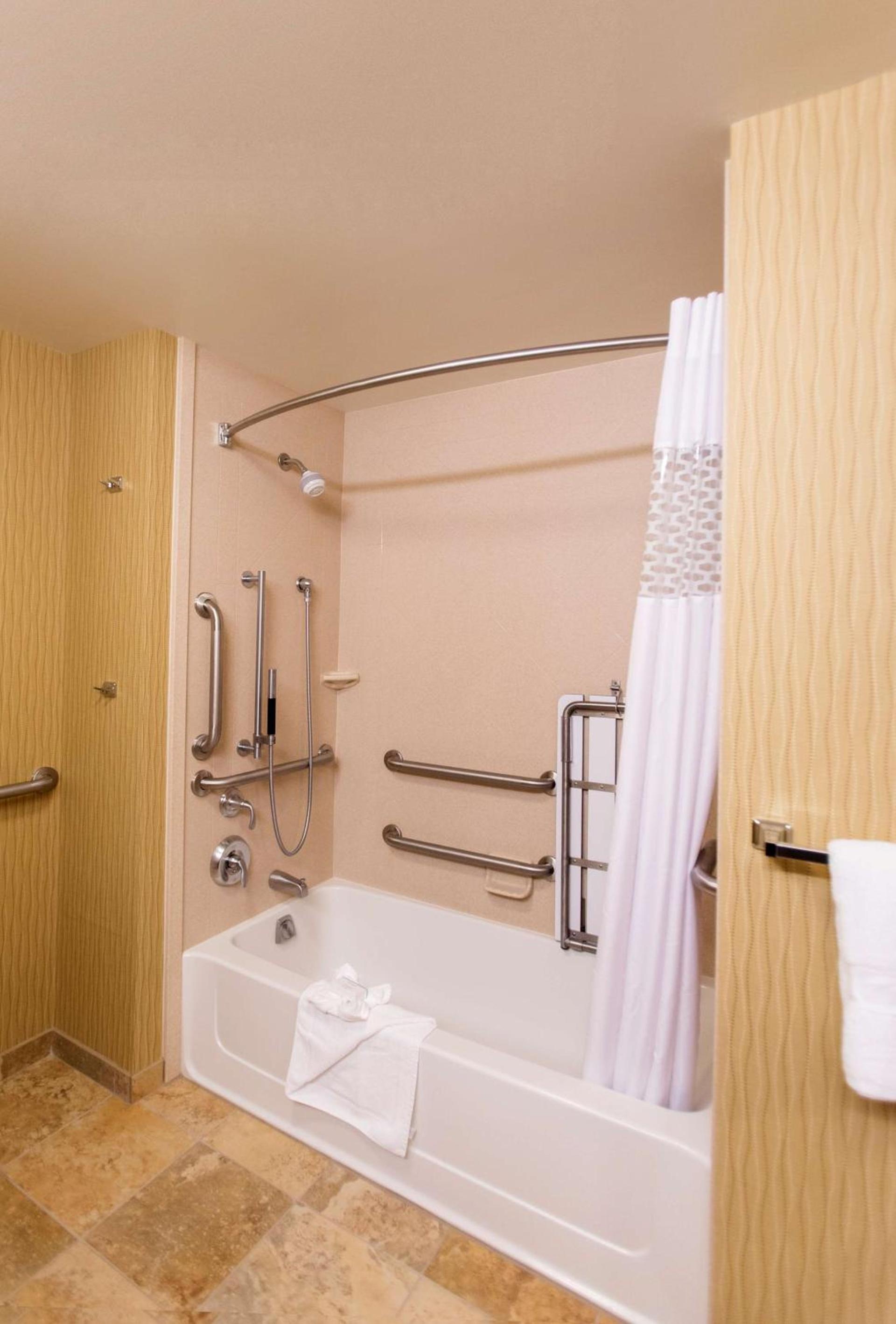 Hampton Inn Marquette-Waterfront photo 20