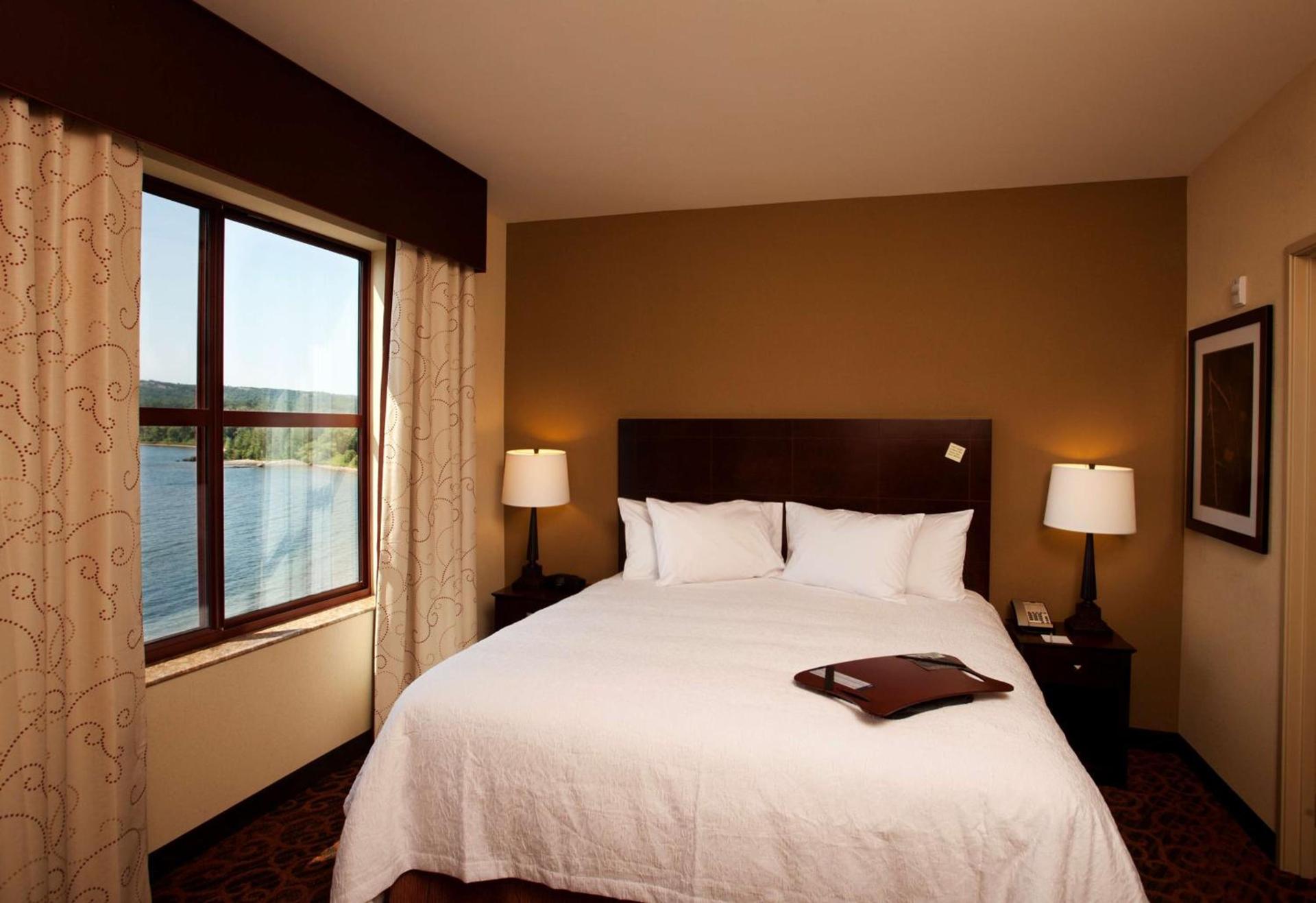 Hampton Inn Marquette-Waterfront photo 22
