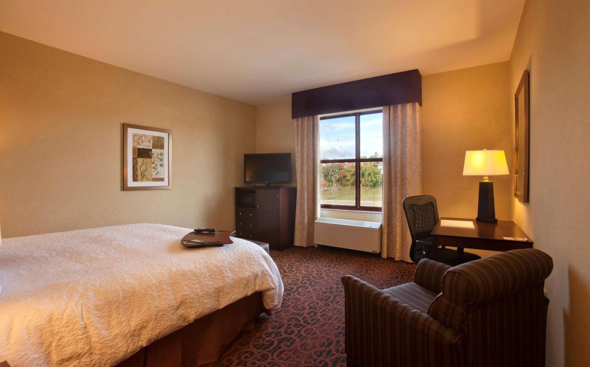 Hampton Inn Marquette-Waterfront photo 30