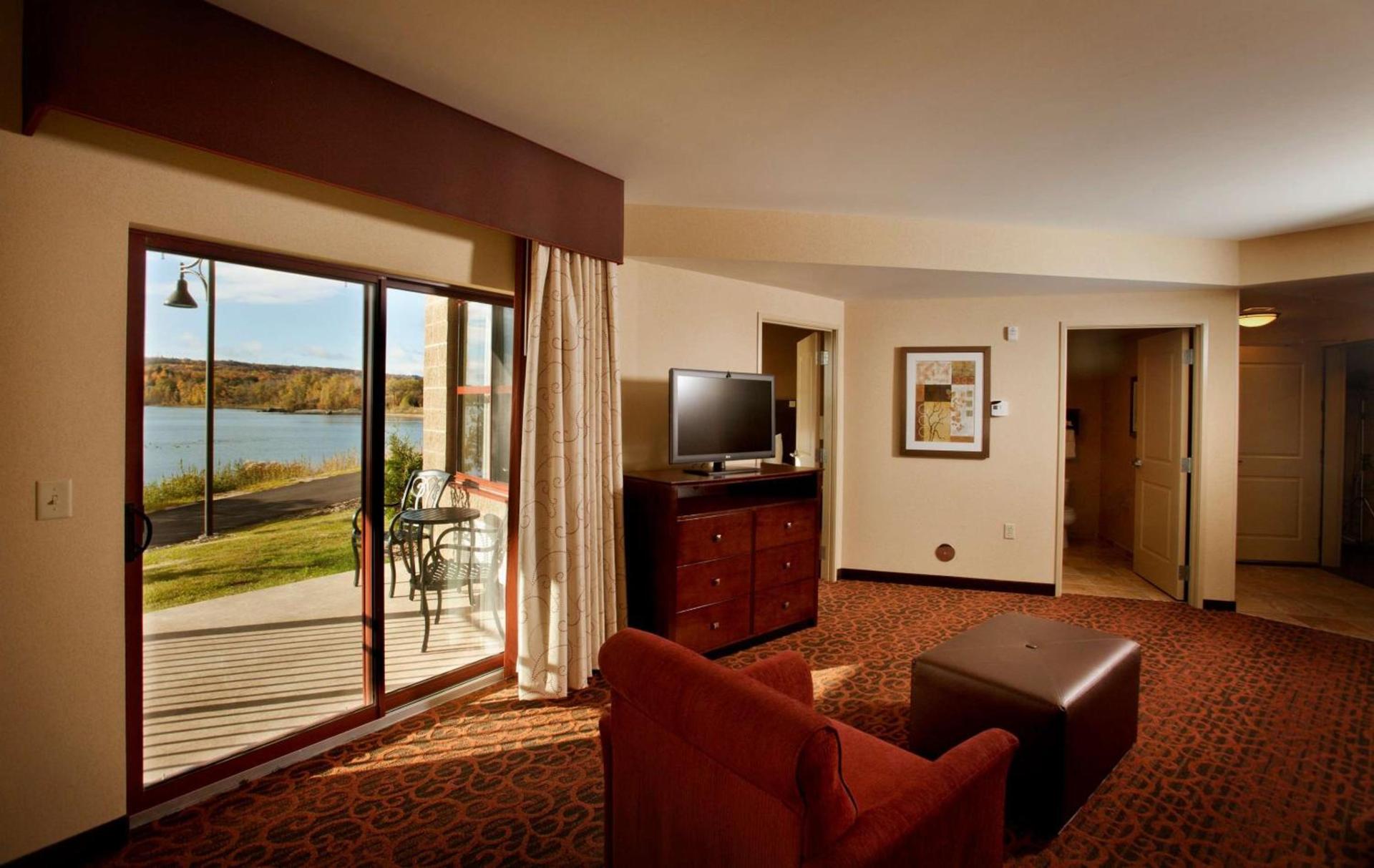 Hampton Inn Marquette-Waterfront photo 32