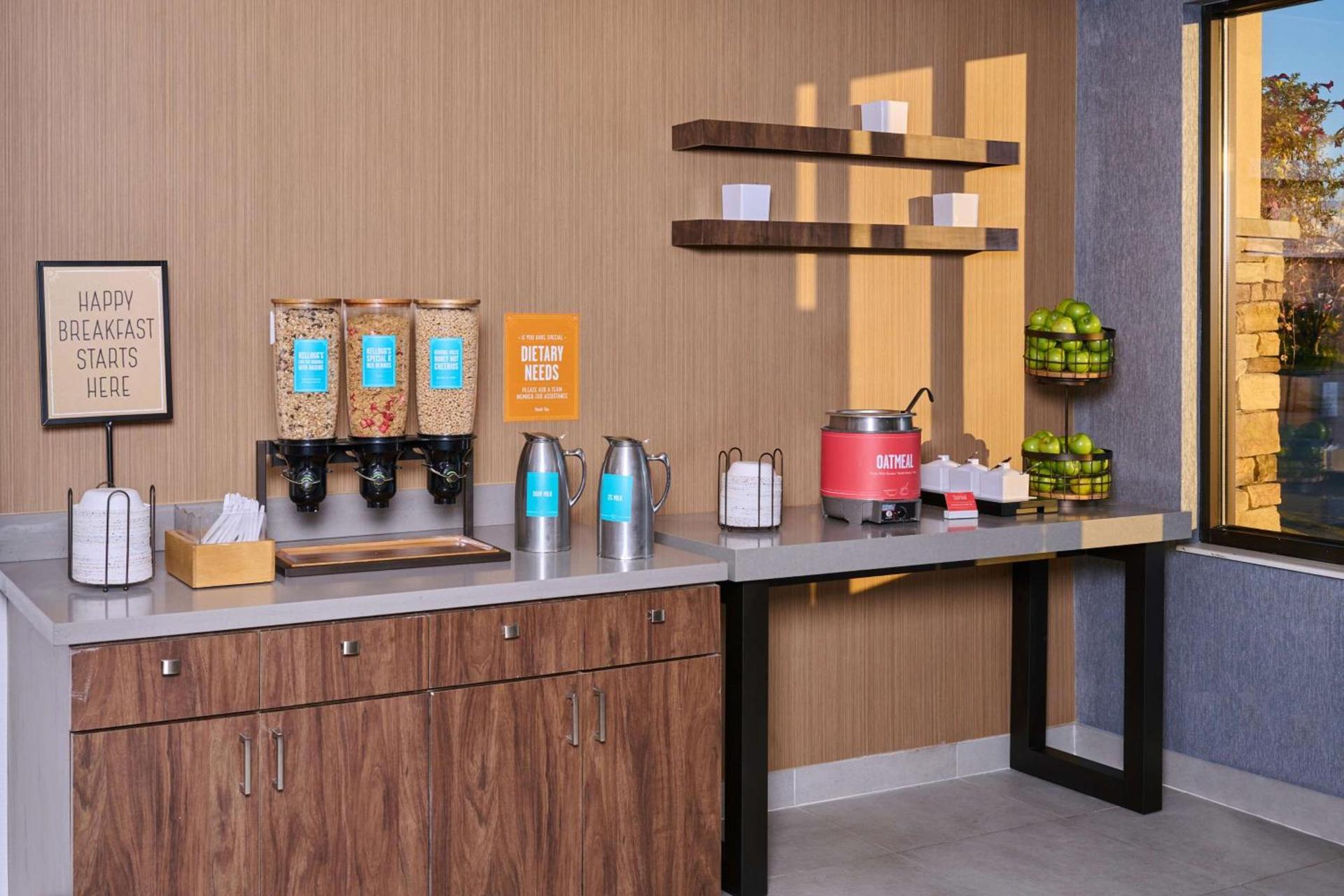 Hampton Inn Anchorage photo 9
