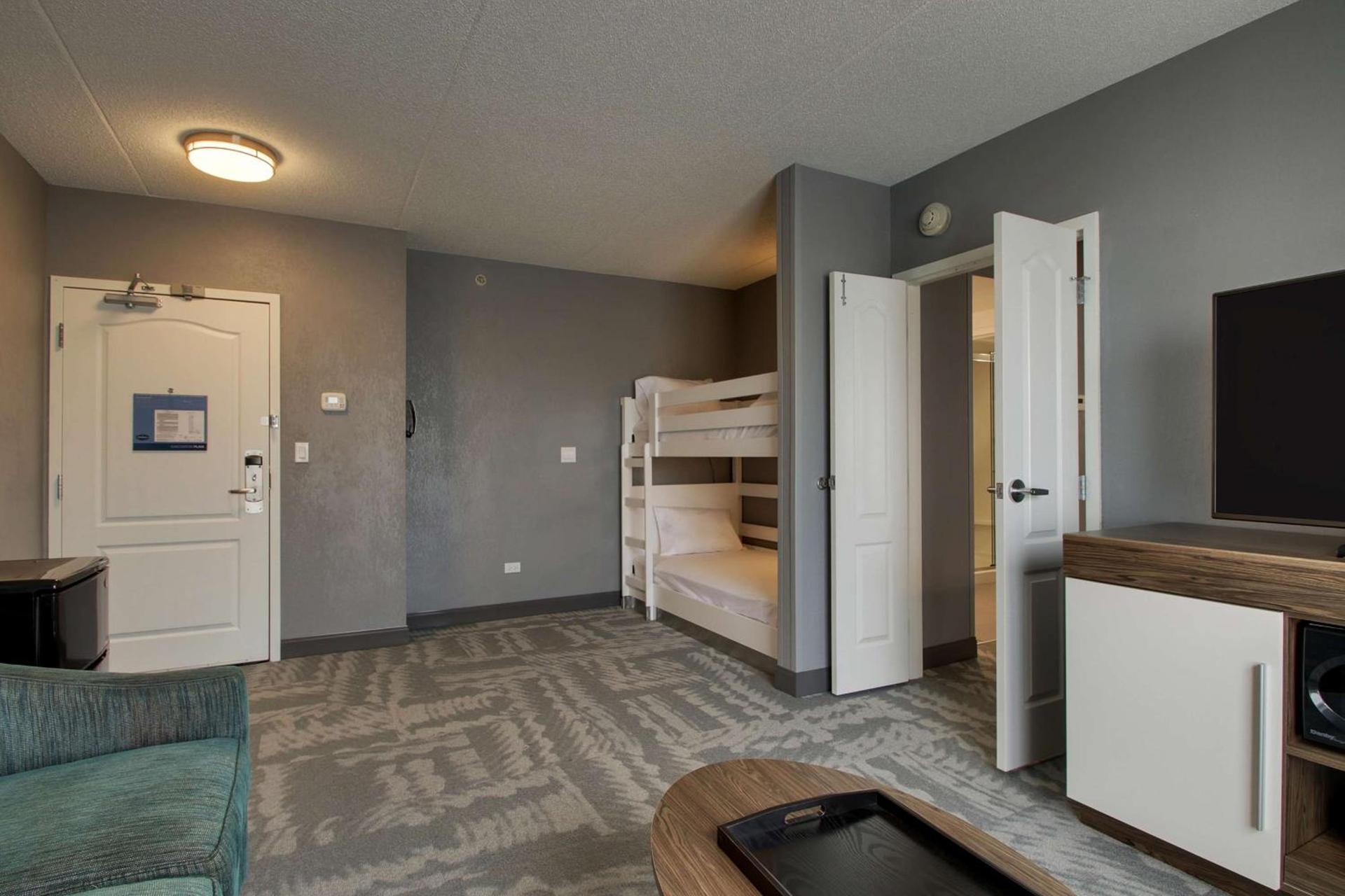 Hampton Inn & Suites Chicago/Aurora photo 26