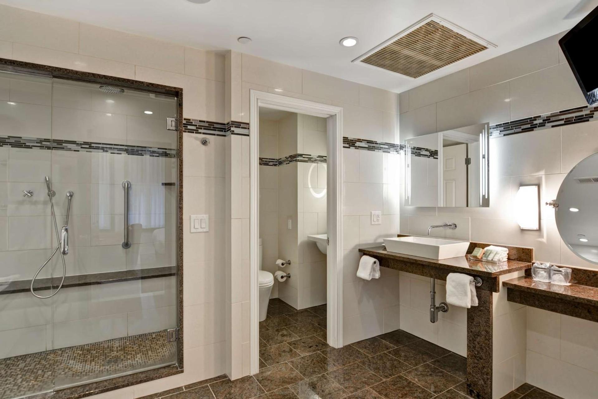 The Cincinnatian Curio Collection by Hilton photo 23