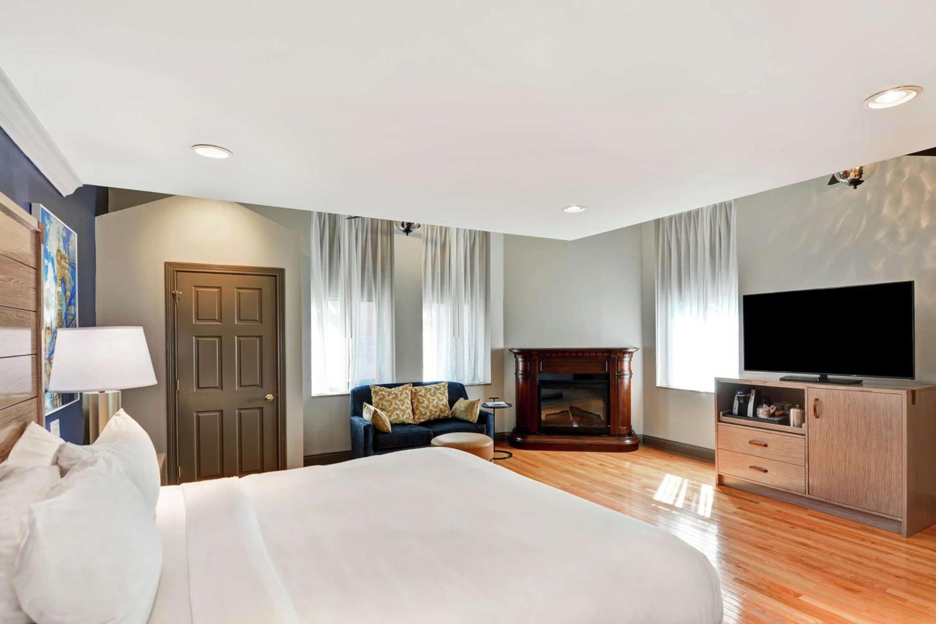 The Cincinnatian Curio Collection by Hilton photo 38