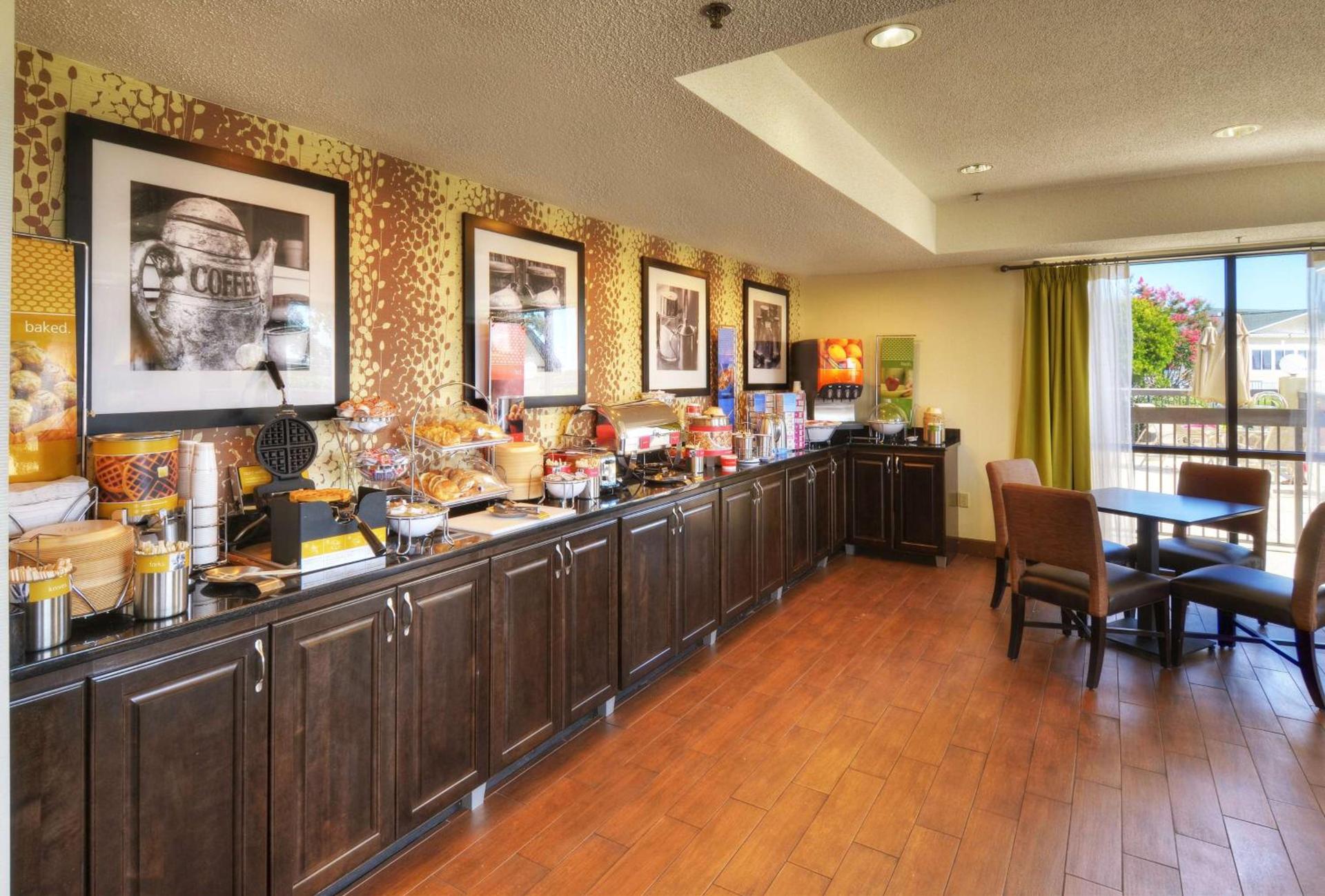 Hampton Inn Georgetown-Marina photo 6