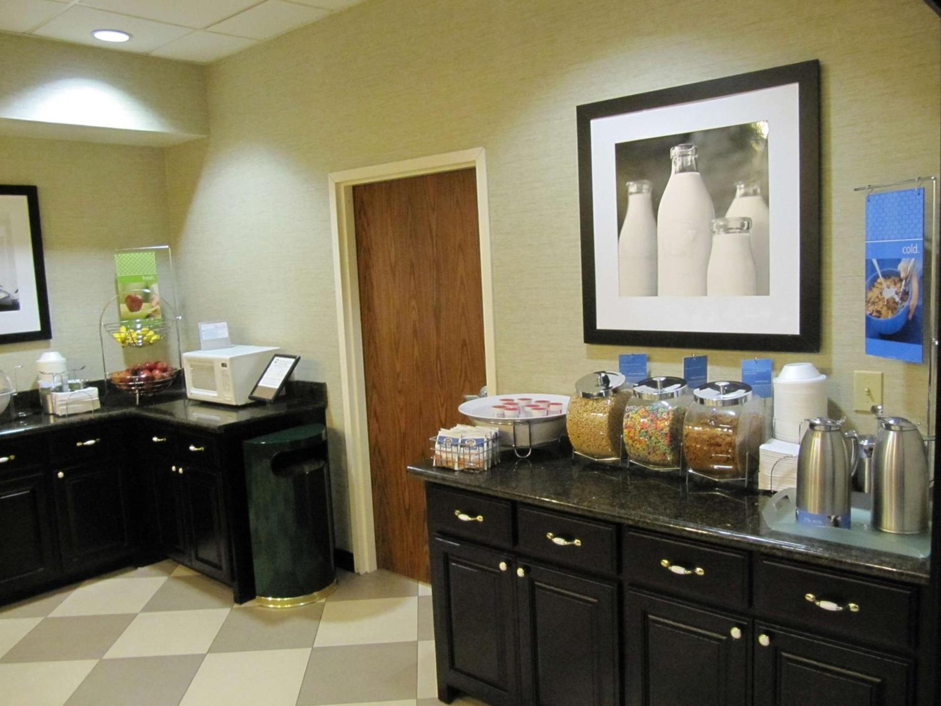 Hampton Inn Lindale/Tyler photo 17