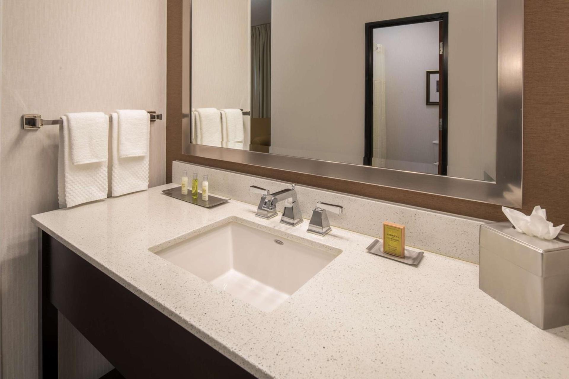 DoubleTree by Hilton Vancouver photo 13