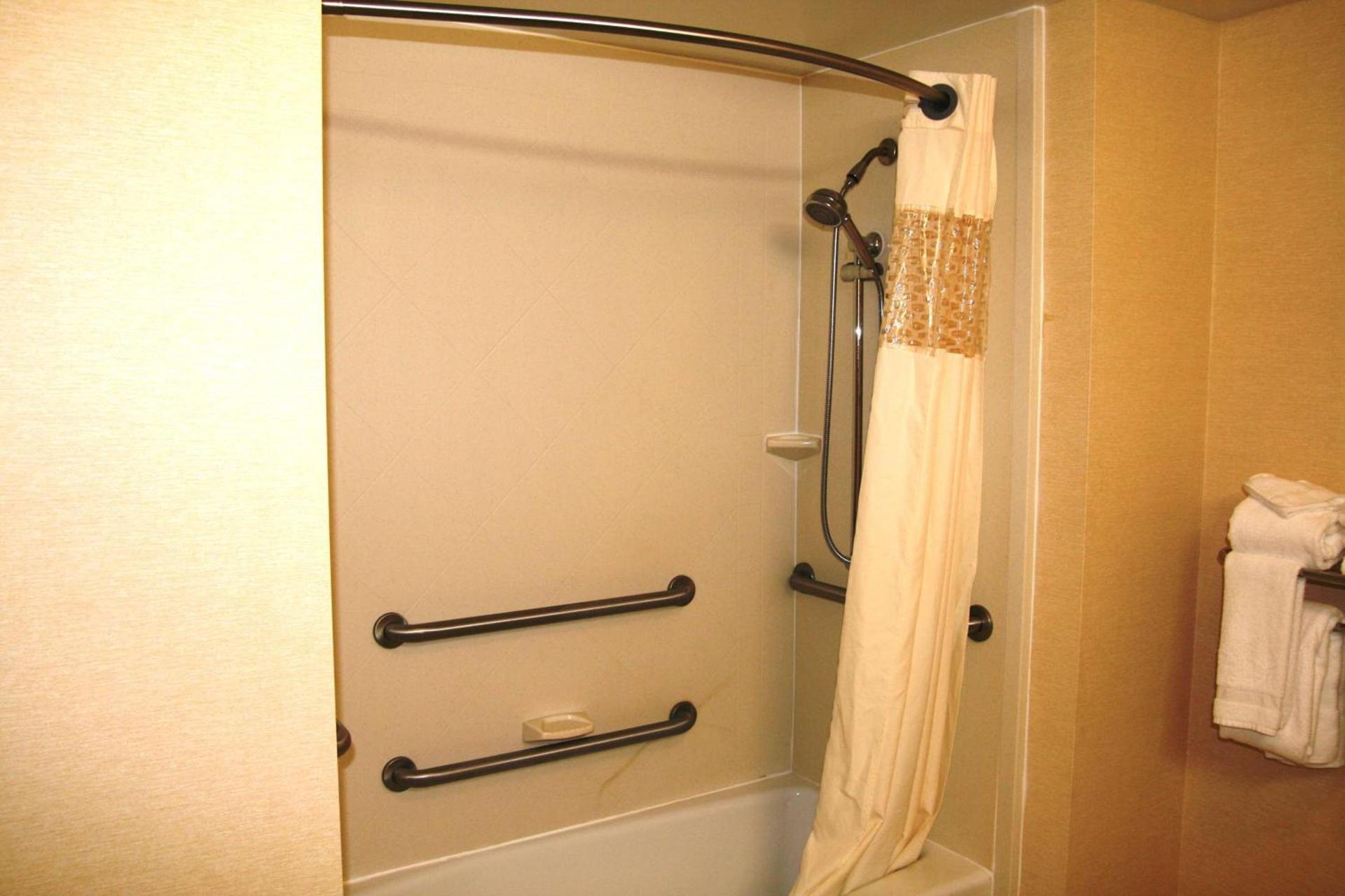 Hampton Inn & Suites Lancaster photo 14