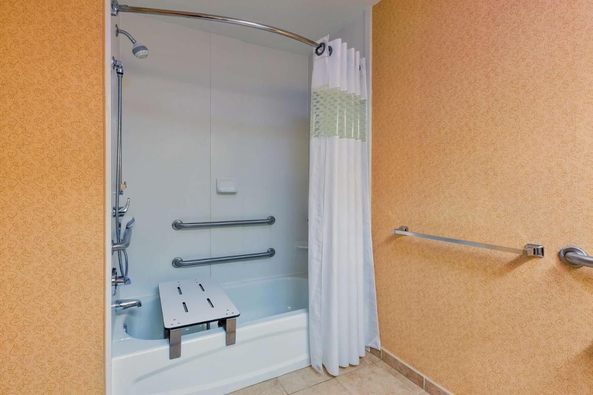 Hampton Inn Marion photo 11