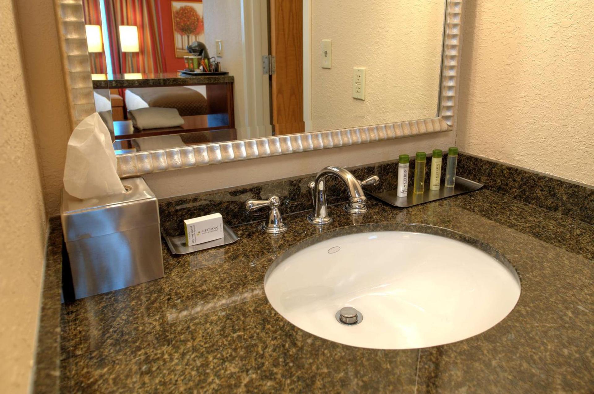 DoubleTree by Hilton Hotel St. Louis - Chesterfield photo 33