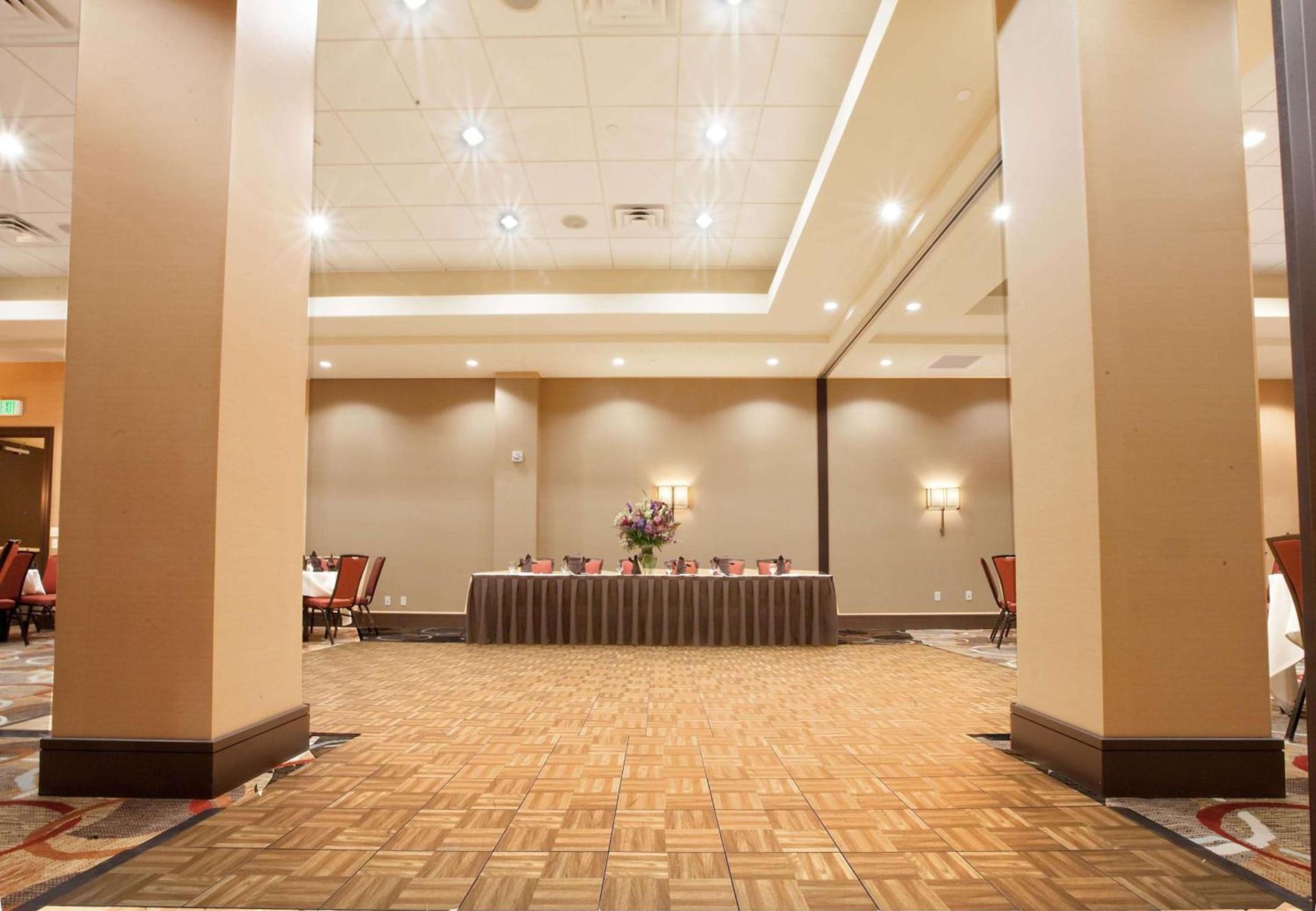 Embassy Suites Palmdale photo 38
