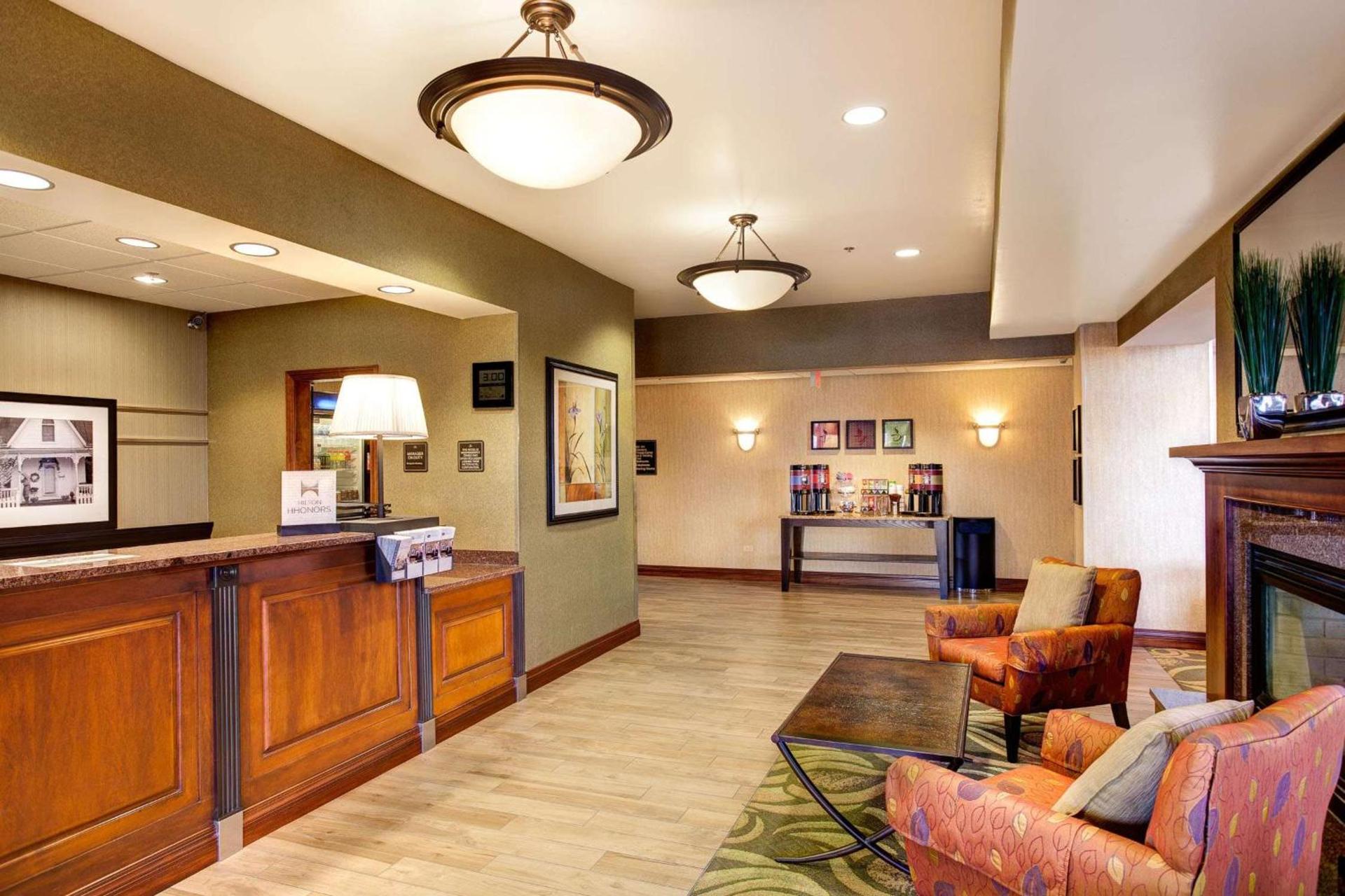 Hampton Inn & Suites Addison photo 3