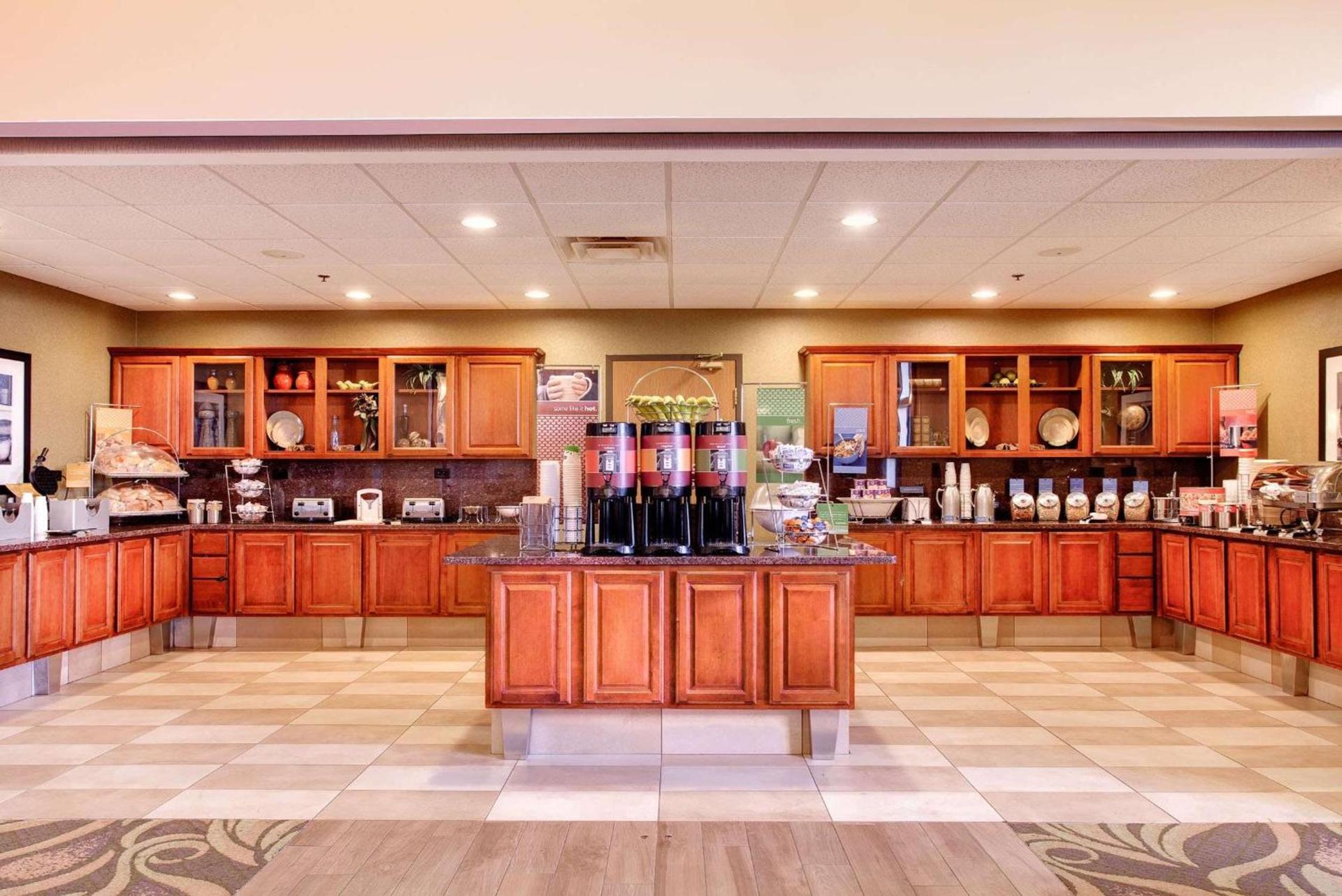 Hampton Inn & Suites Addison photo 8