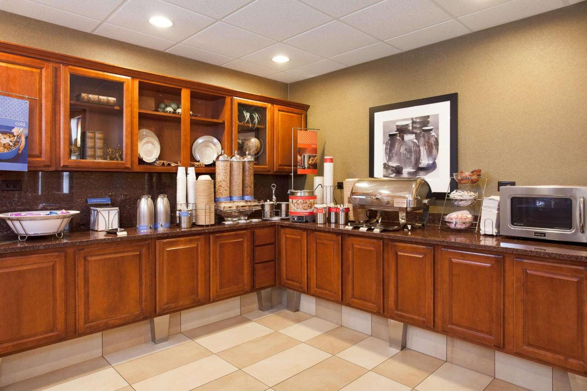 Hampton Inn & Suites Addison photo 9