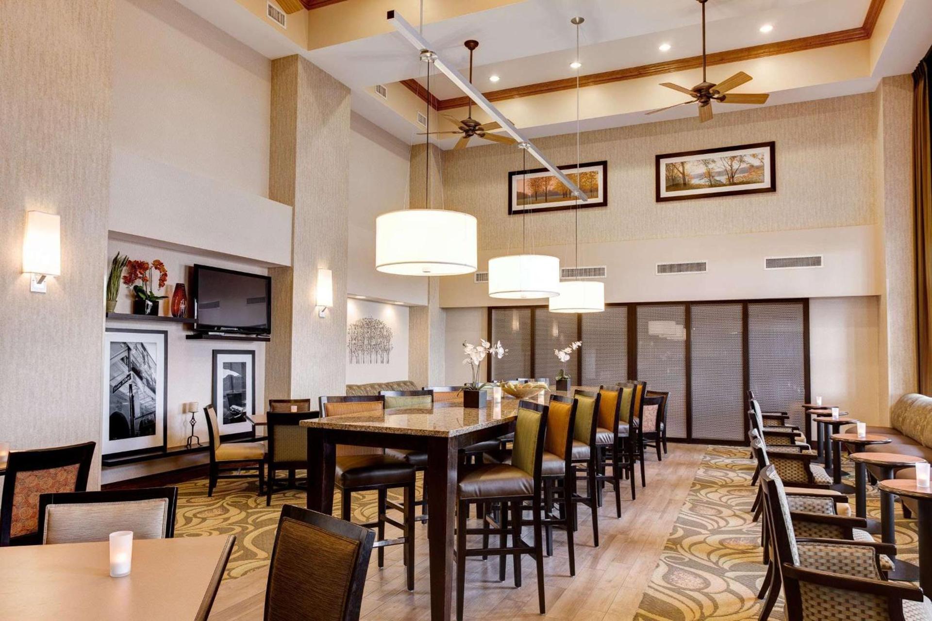 Hampton Inn & Suites Addison photo 12