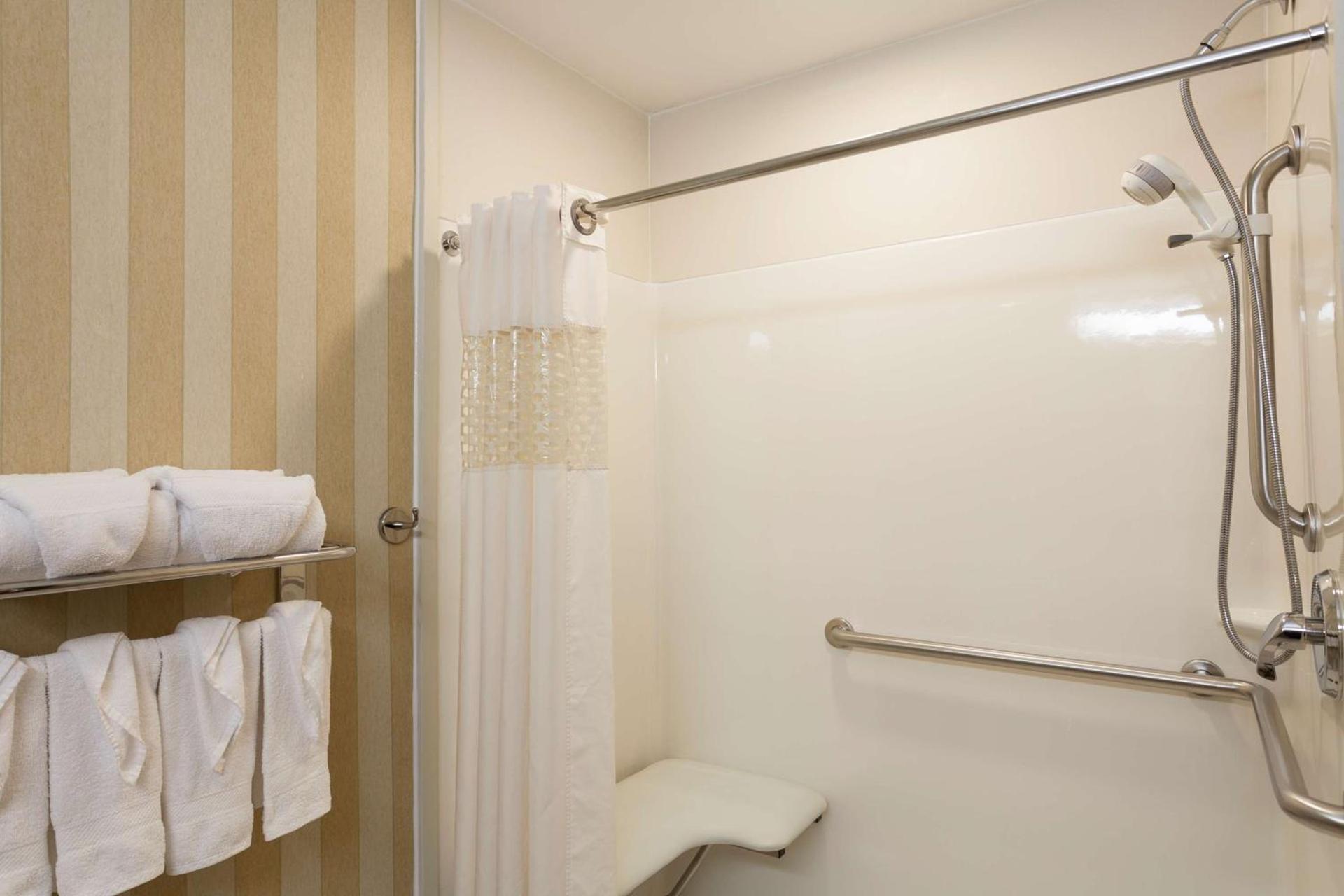 Hampton Inn & Suites Addison photo 18