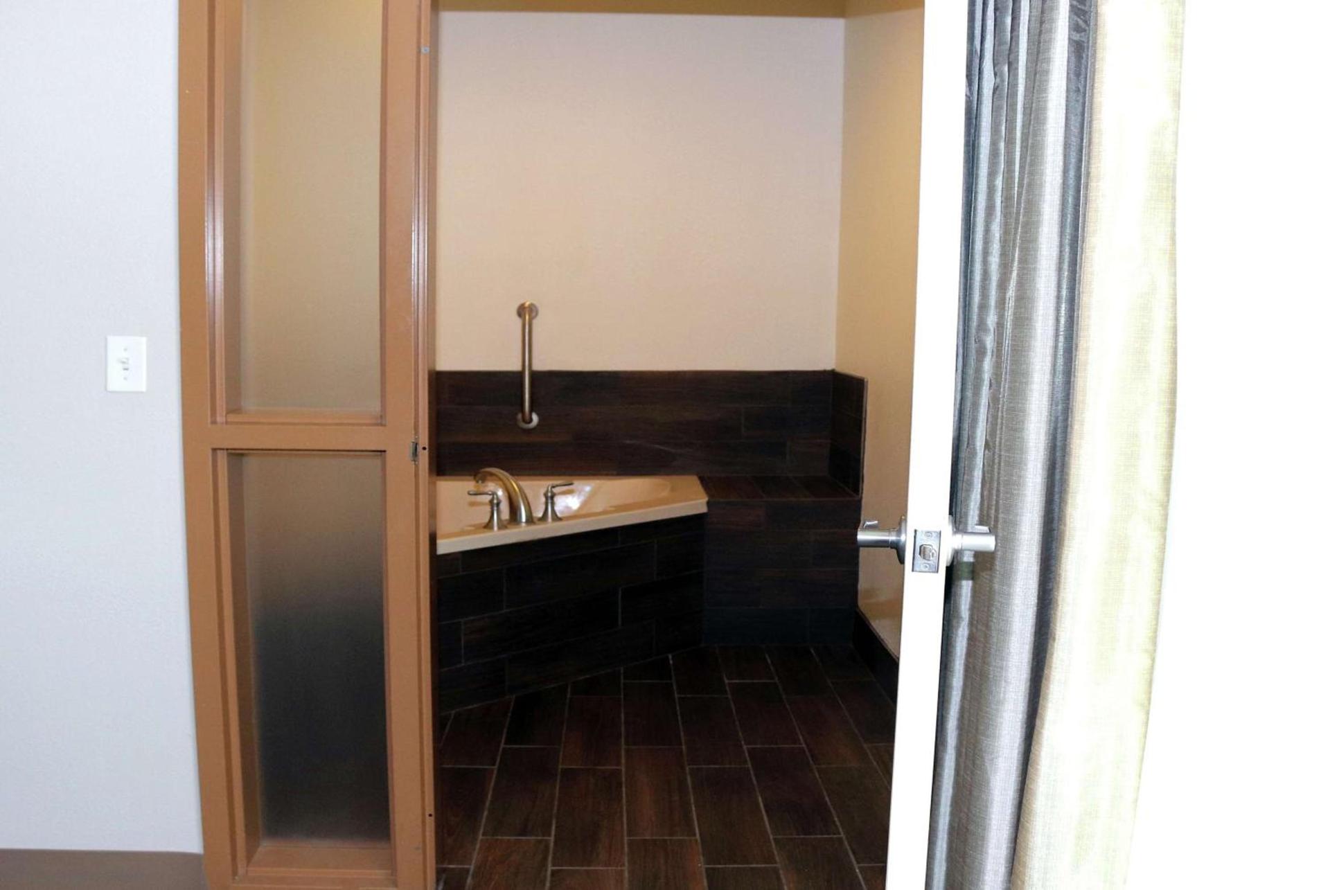 Hampton Inn and Suites Stephenville photo 16