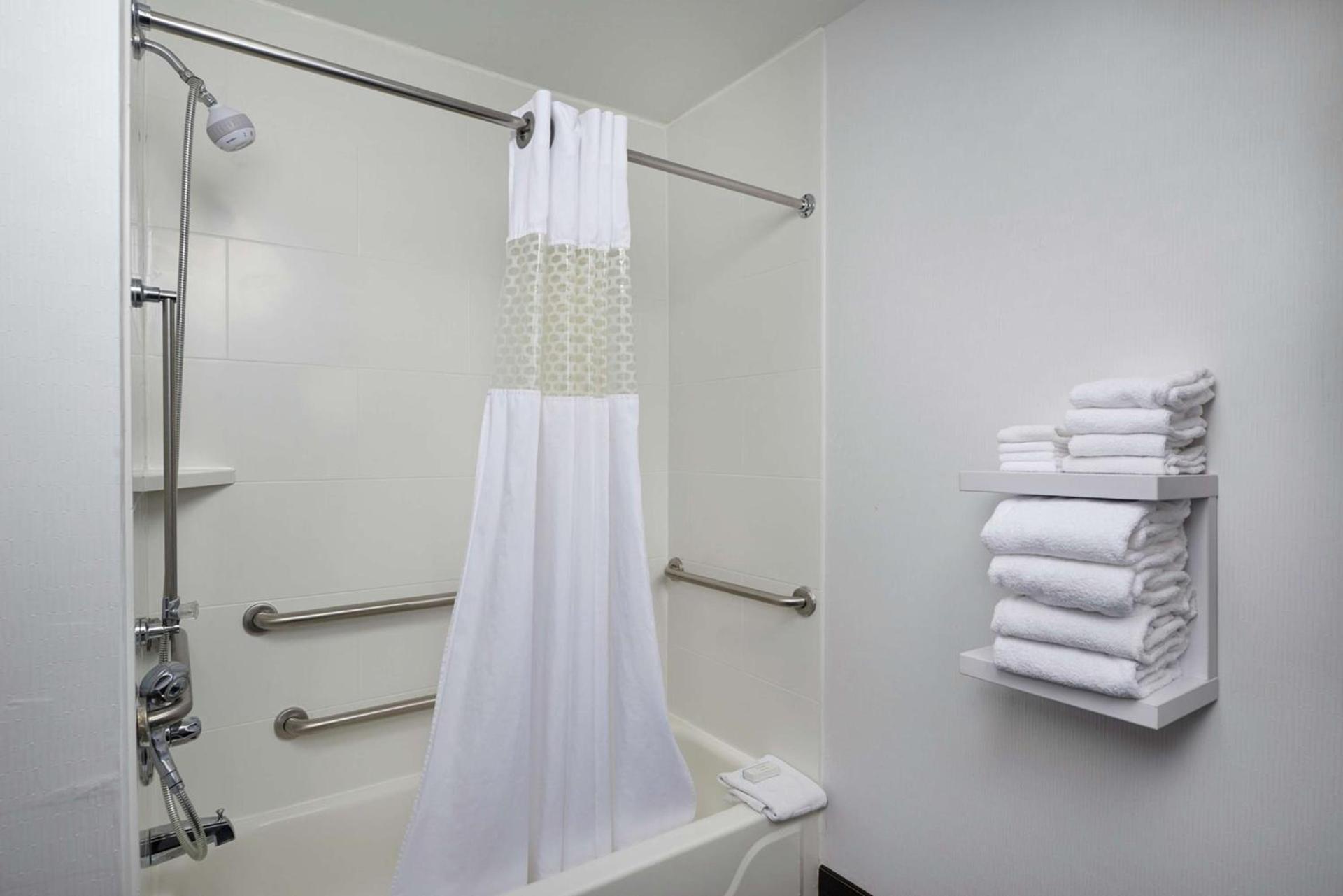 Hampton Inn Shelbyville photo 17