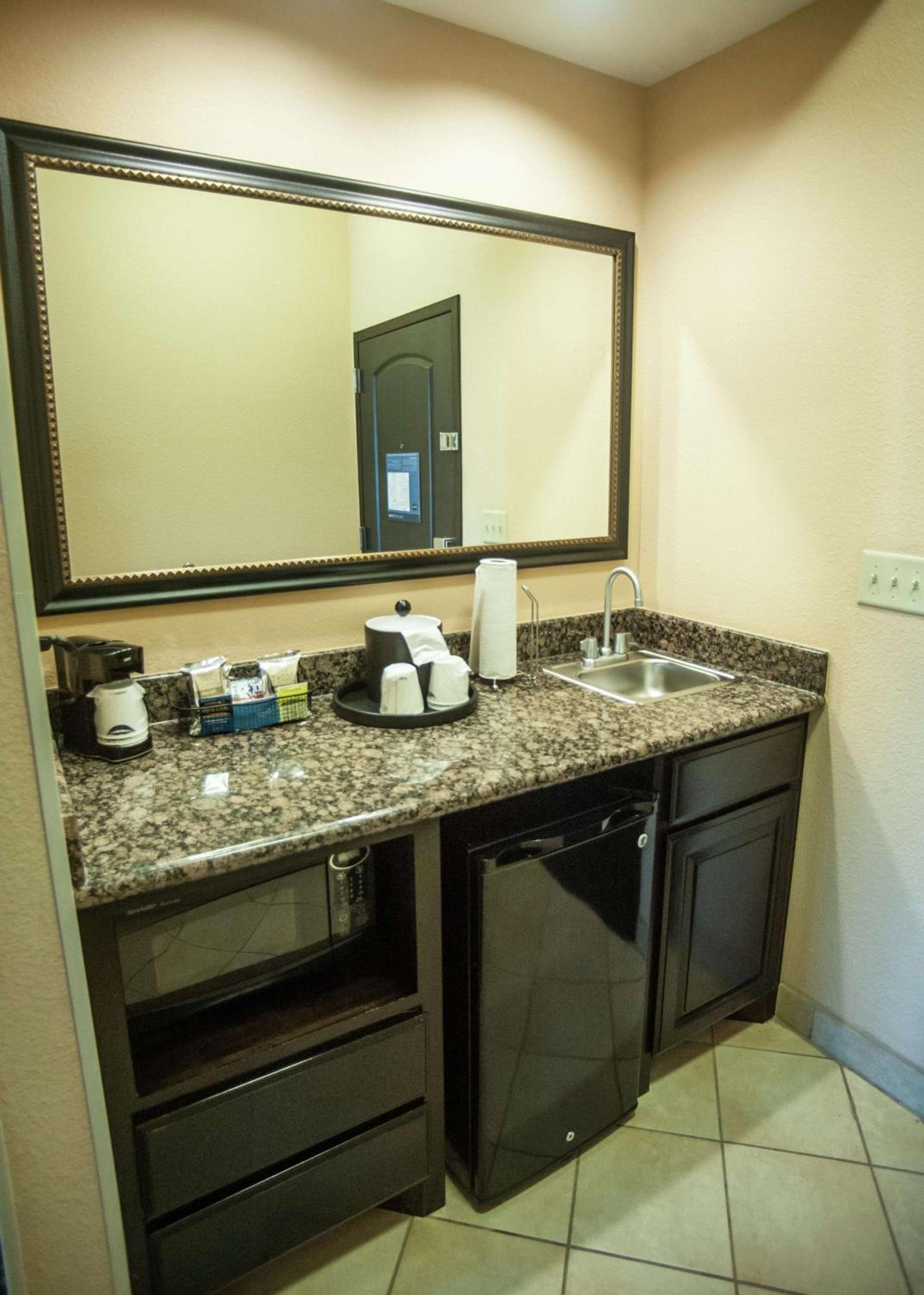 Hampton Inn & Suites Palestine photo 13