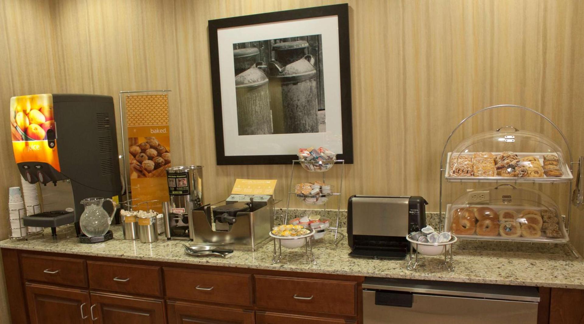 Hampton Inn - Burlington photo 17