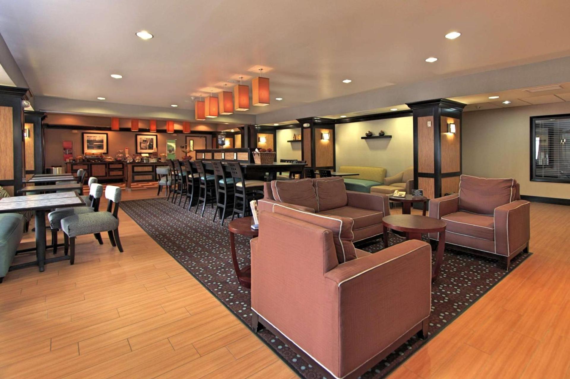 Hampton Inn Defiance photo 3
