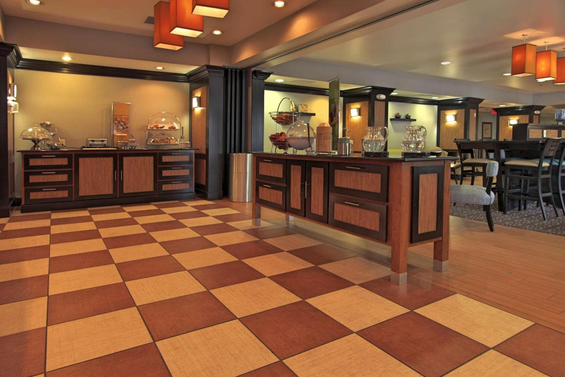 Hampton Inn Defiance photo 6