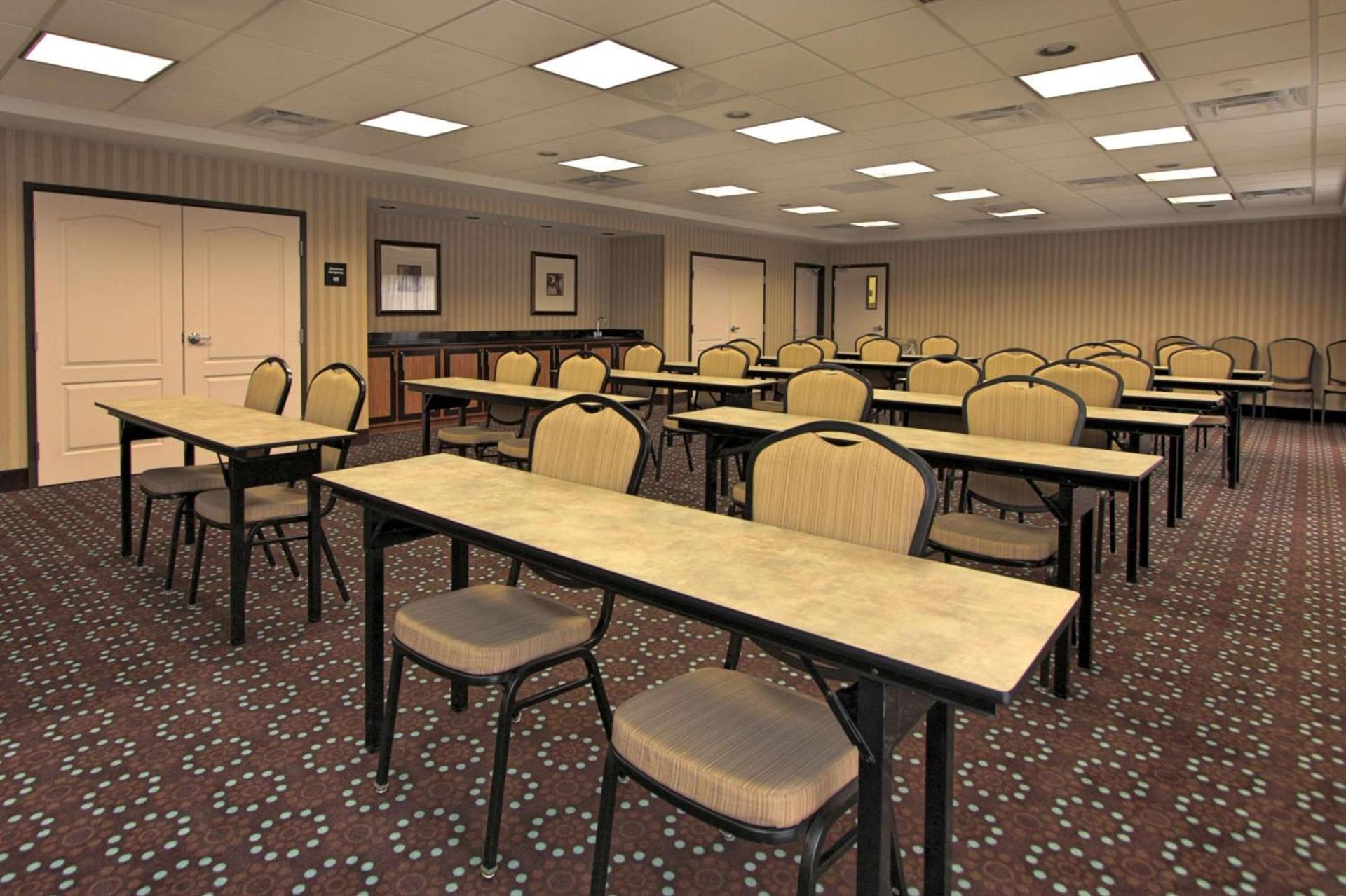 Hampton Inn Defiance photo 13