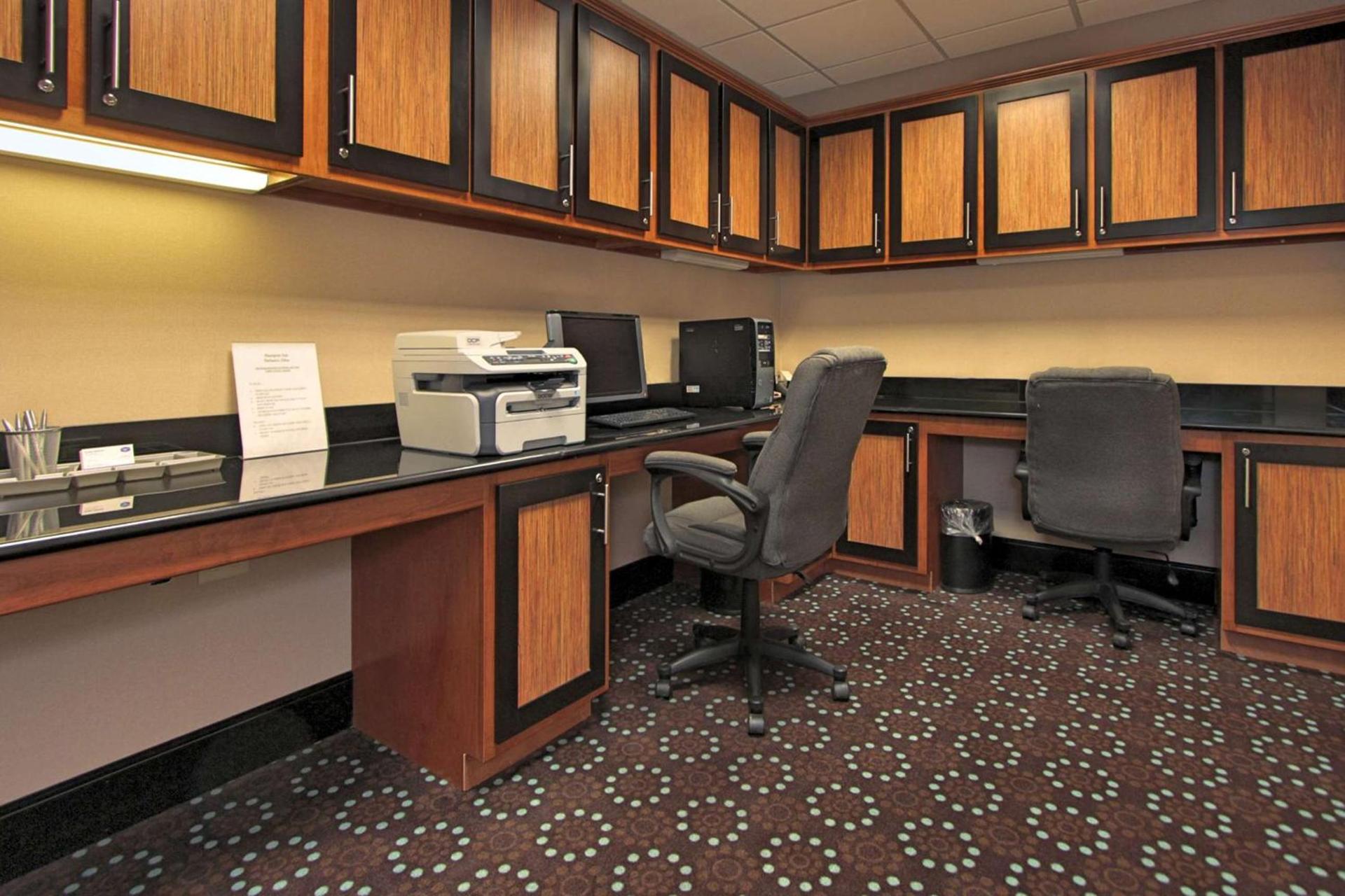 Hampton Inn Defiance photo 14