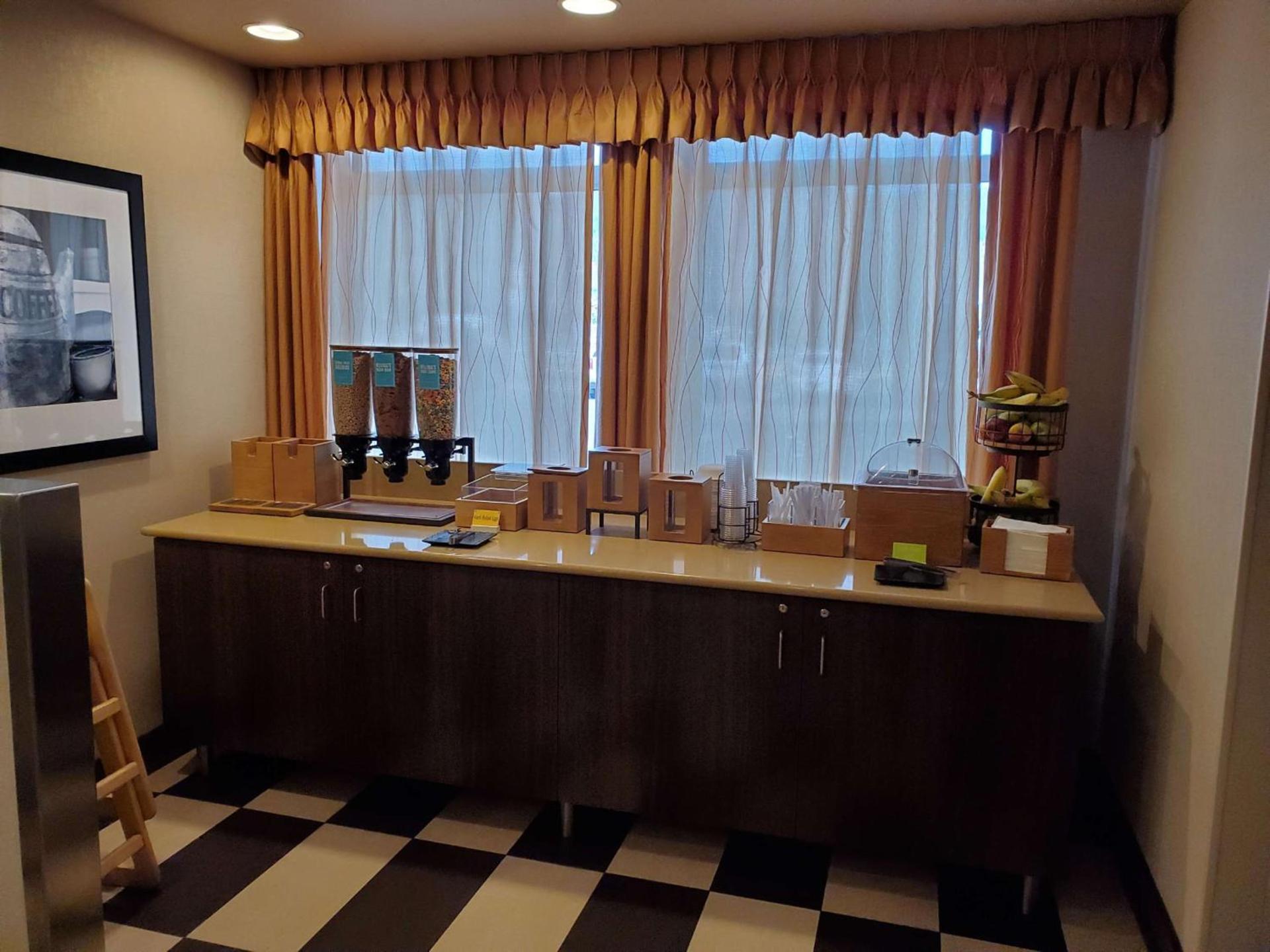 Hampton Inn Butte photo 7
