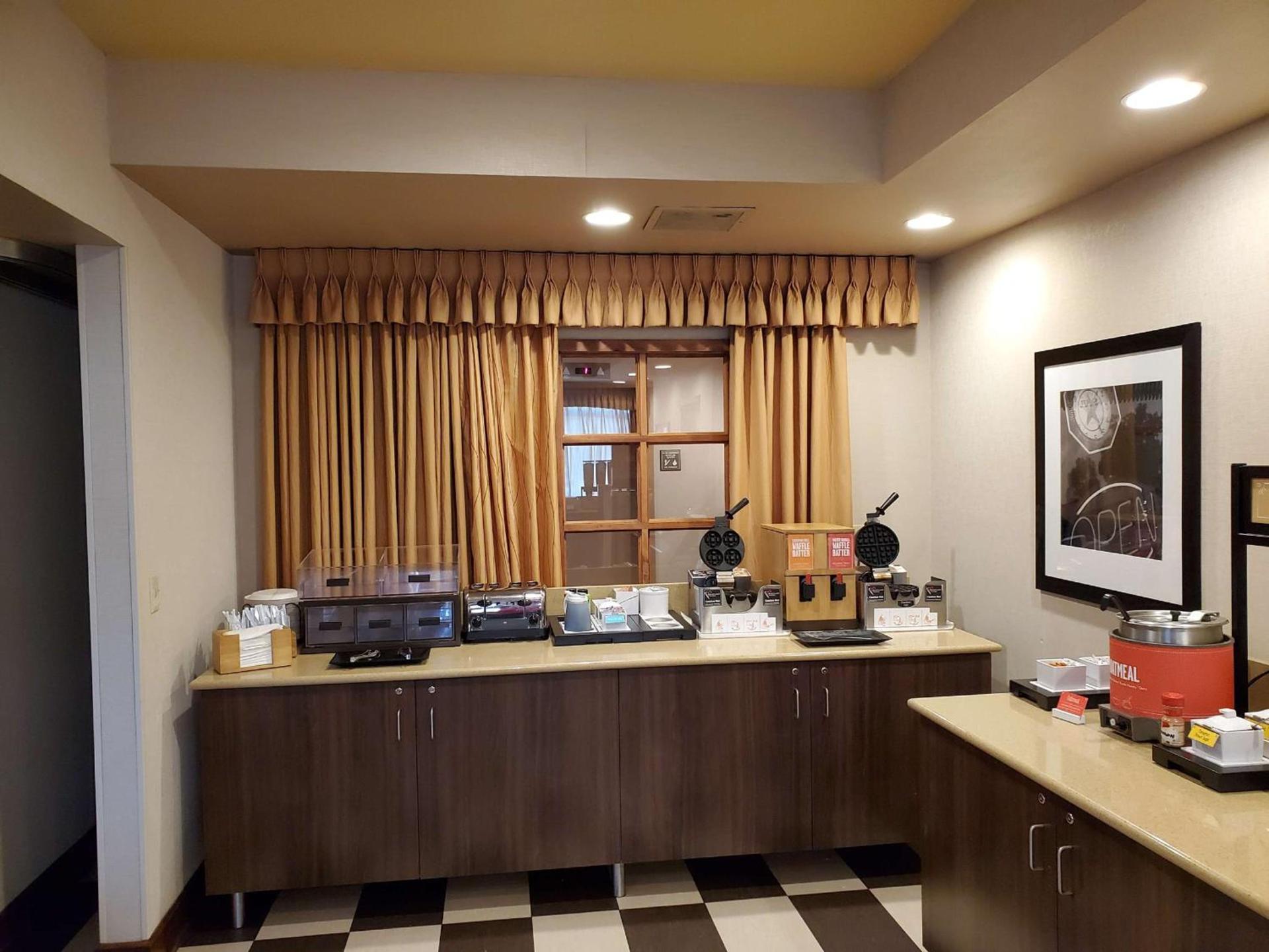 Hampton Inn Butte photo 8