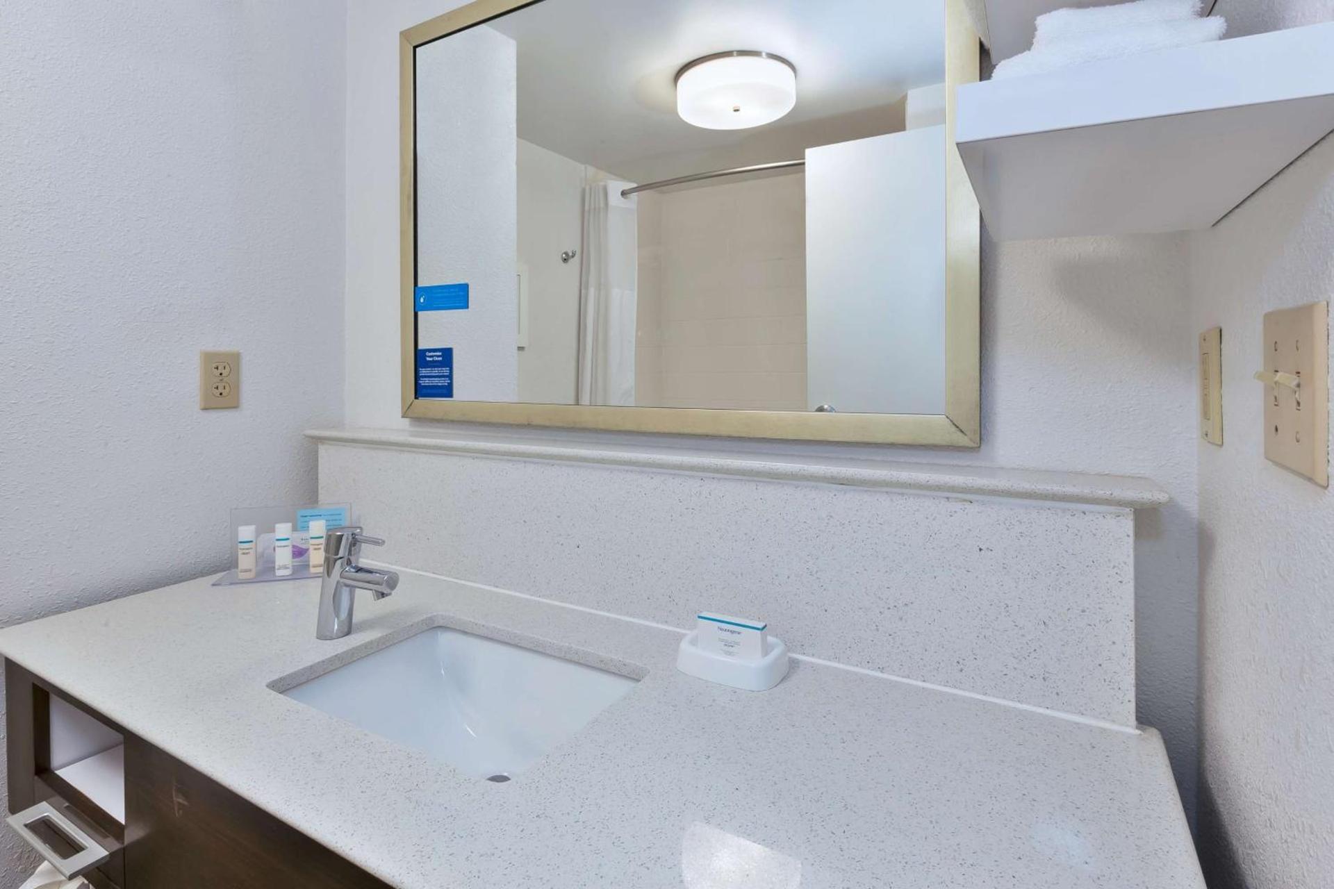 Hampton Inn Waterbury photo 16