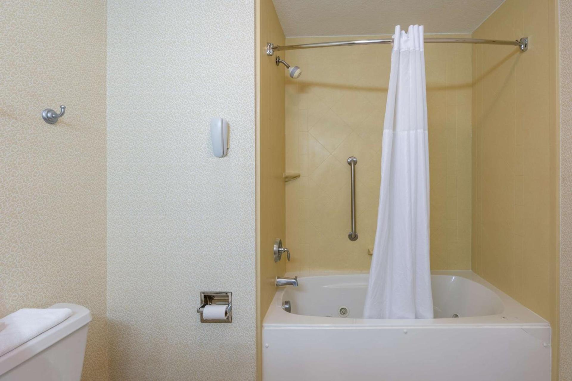 Hampton Inn London-North, Ky photo 21