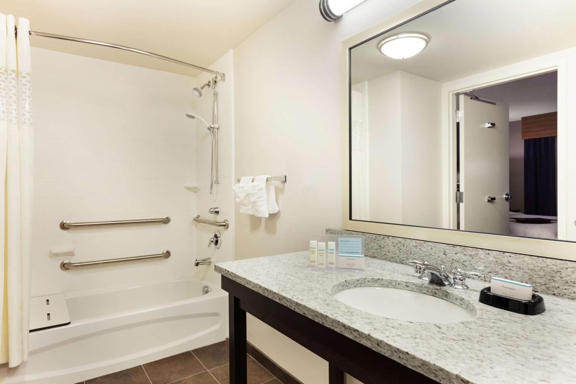 Hampton Inn and Suites Camp Springs photo 9