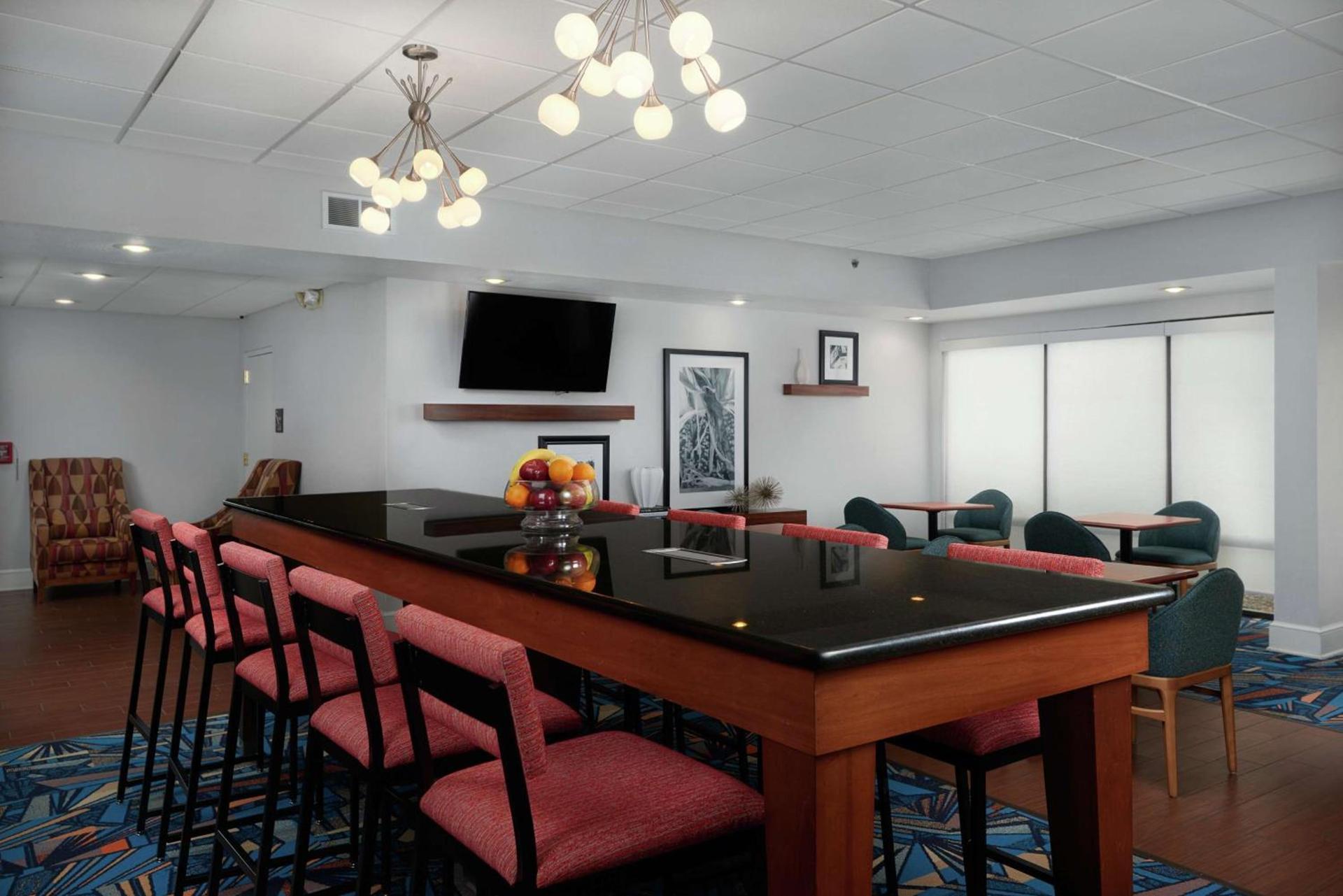 Hampton Inn by Hilton Youngstown-West I-80 photo 17