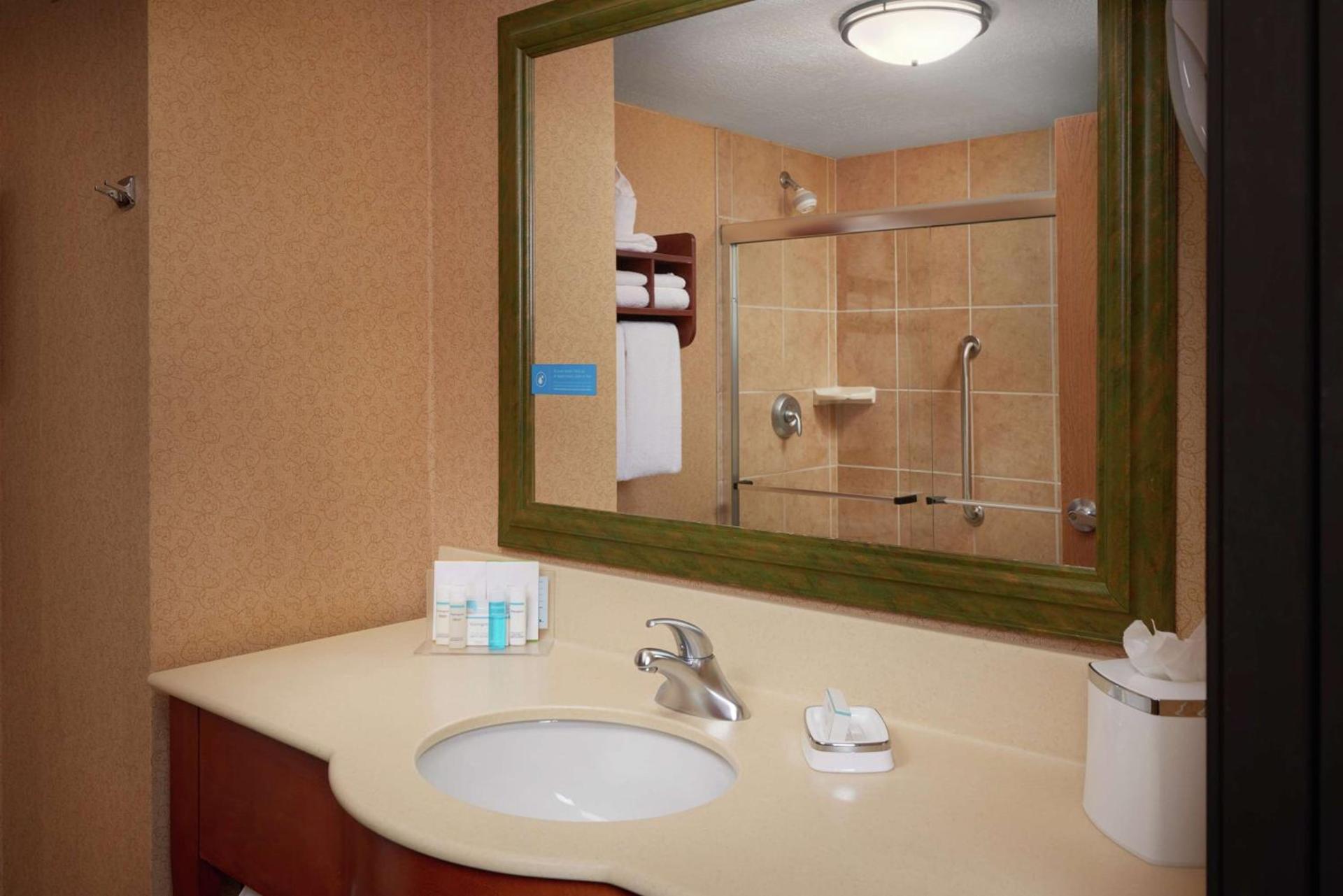 Hampton Inn by Hilton Youngstown-West I-80 photo 2