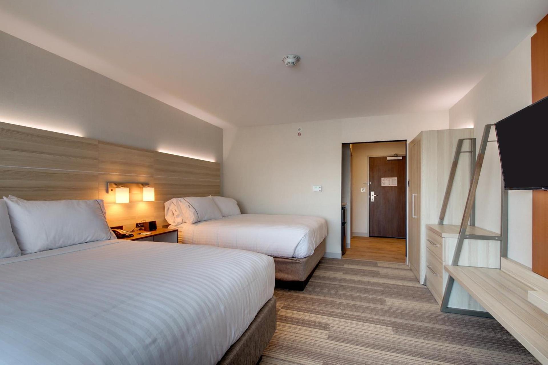 Holiday Inn Express & Suites Galesburg by IHG photo 5